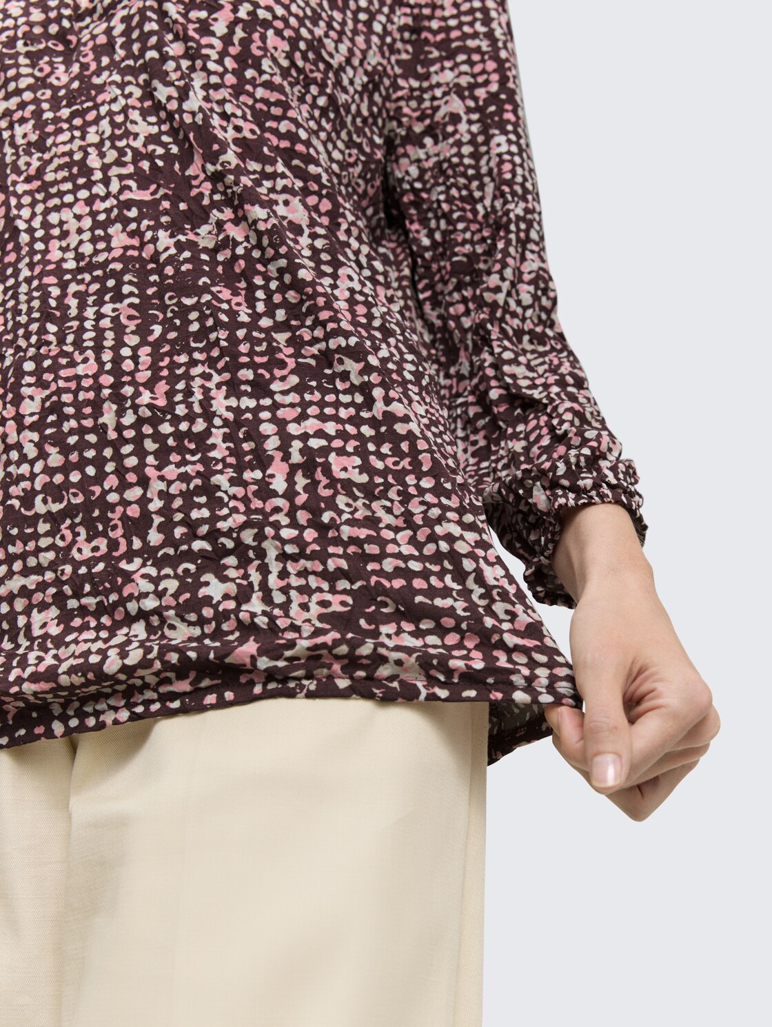 Crinkle Blusenshirt mit Muster - dark red abstract dot design - Detail-Model-Ansicht