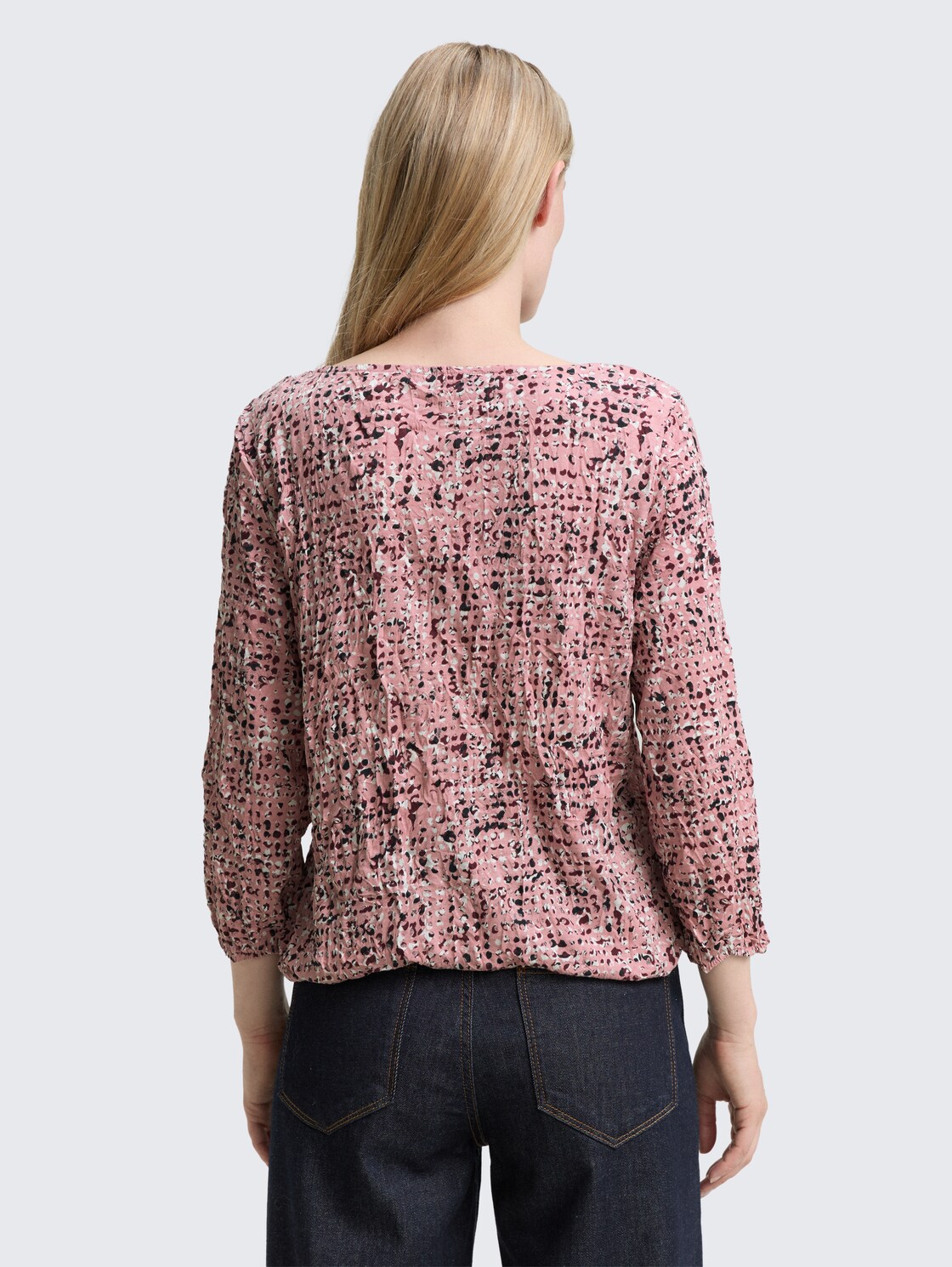 Crinkle blouse met patroon - rose abstract dot design - Neklijn model-achteraanzicht