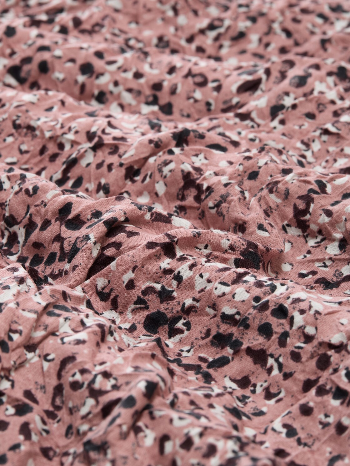 Crinkle blouse met patroon - rose abstract dot design - Materiaalweergave