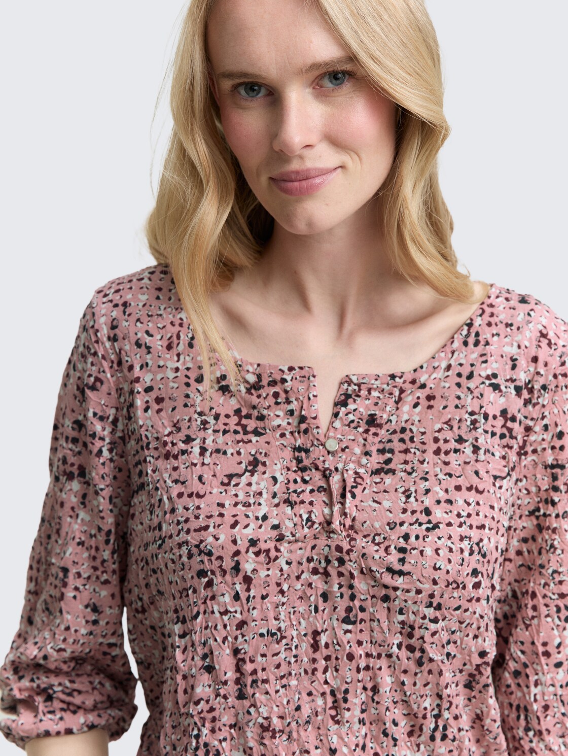 Crinkle blouse met patroon - rose abstract dot design - Detailaanzicht model