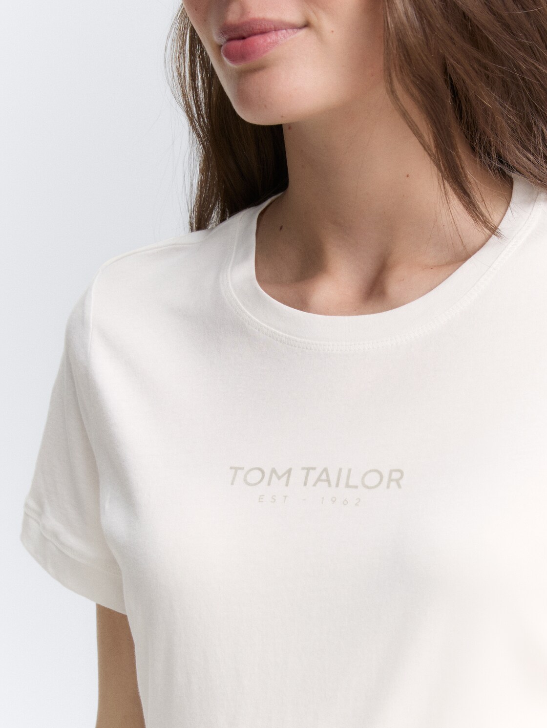 T-Shirt mit Logo-Print - Whisper White - Detail-Model-Ansicht