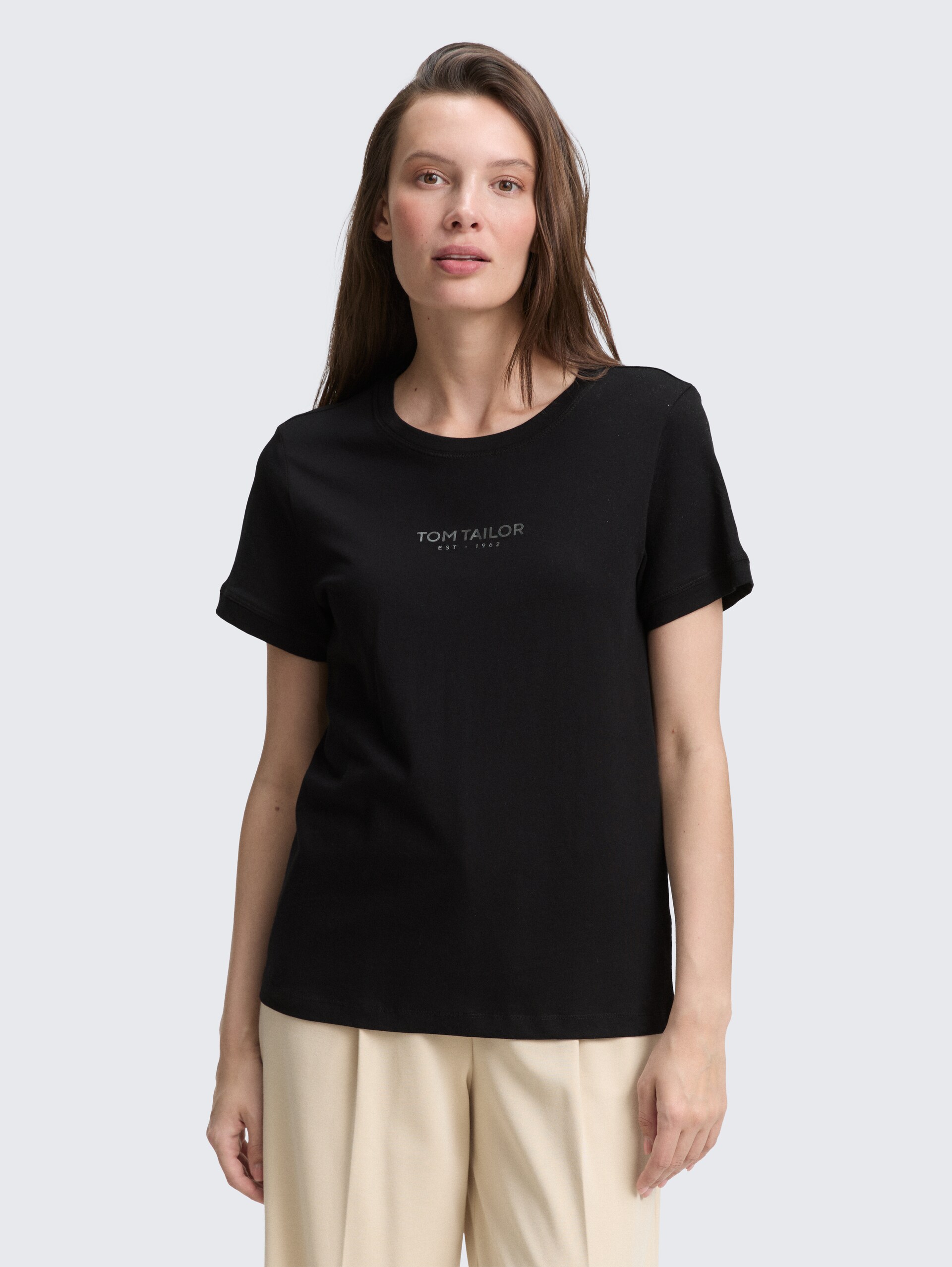 T-Shirt mit Logo-Print - deep black - Ausschnitt Model-Vorderansicht