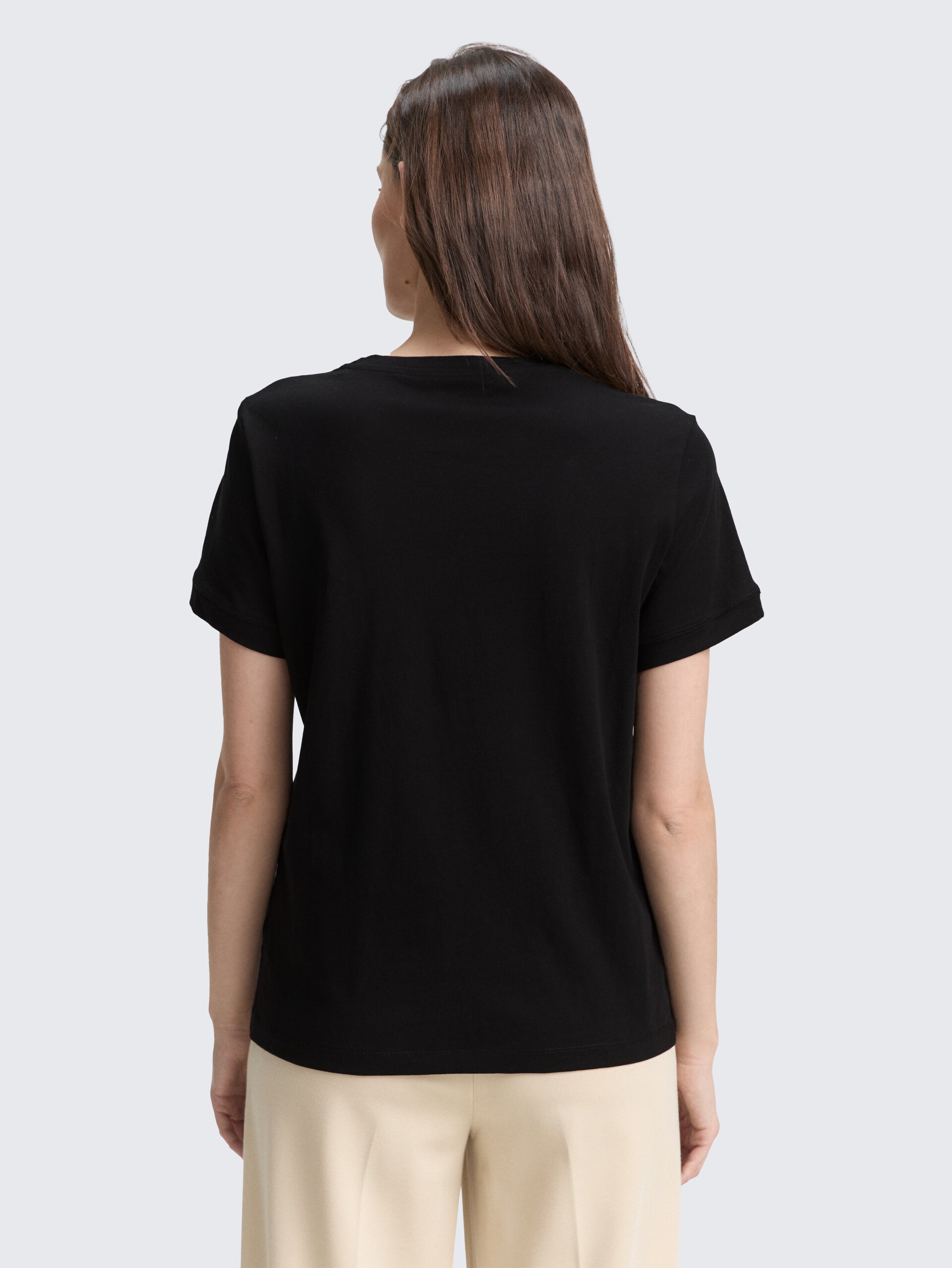 T-Shirt mit Logo-Print - deep black - Auschnitt Model-Rückansicht