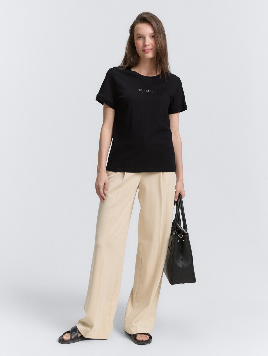 T-Shirt mit Logo-Print - deep black - Model-Vorderansicht