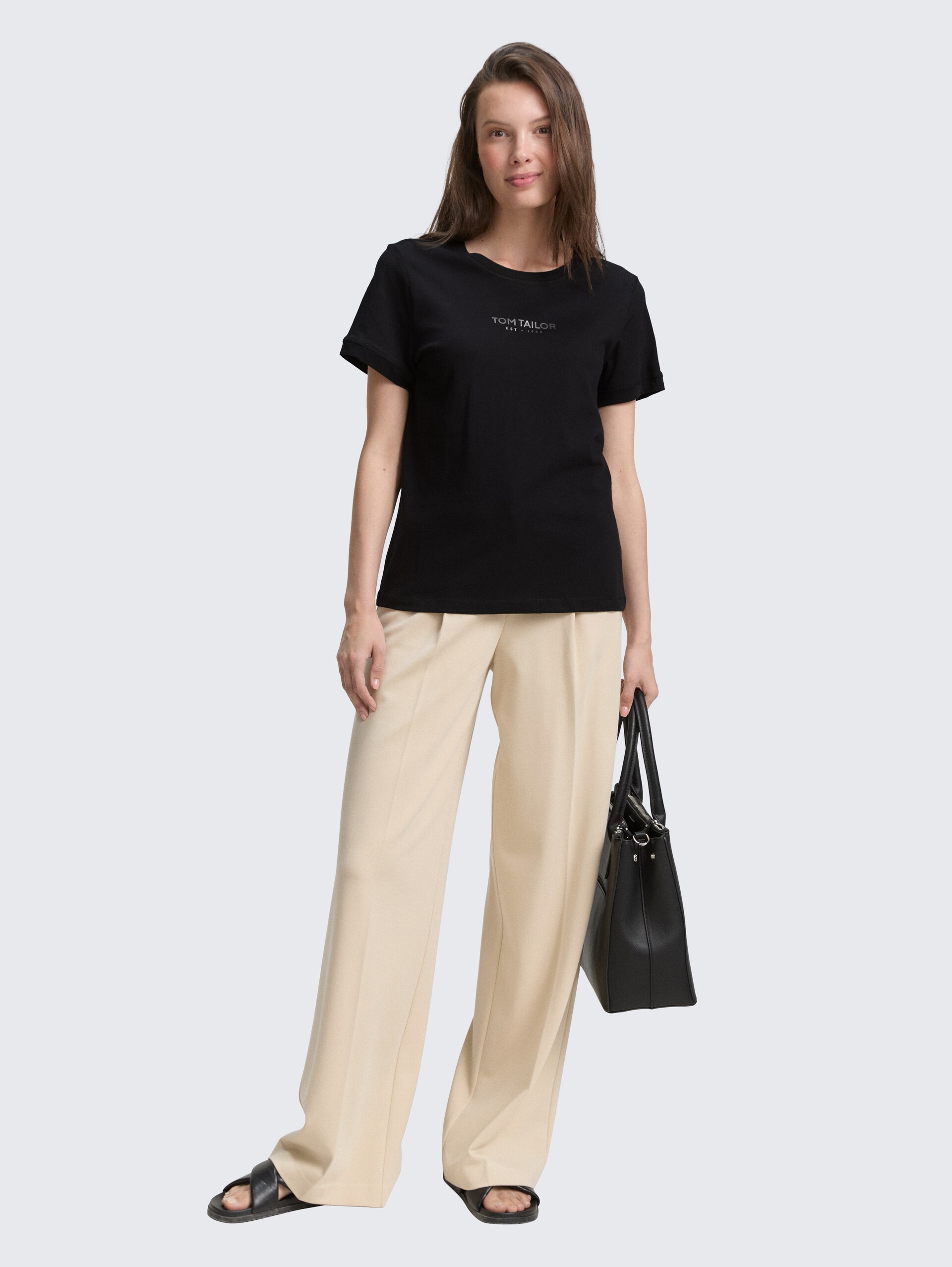 T-Shirt mit Logo-Print - deep black - Model-Vorderansicht