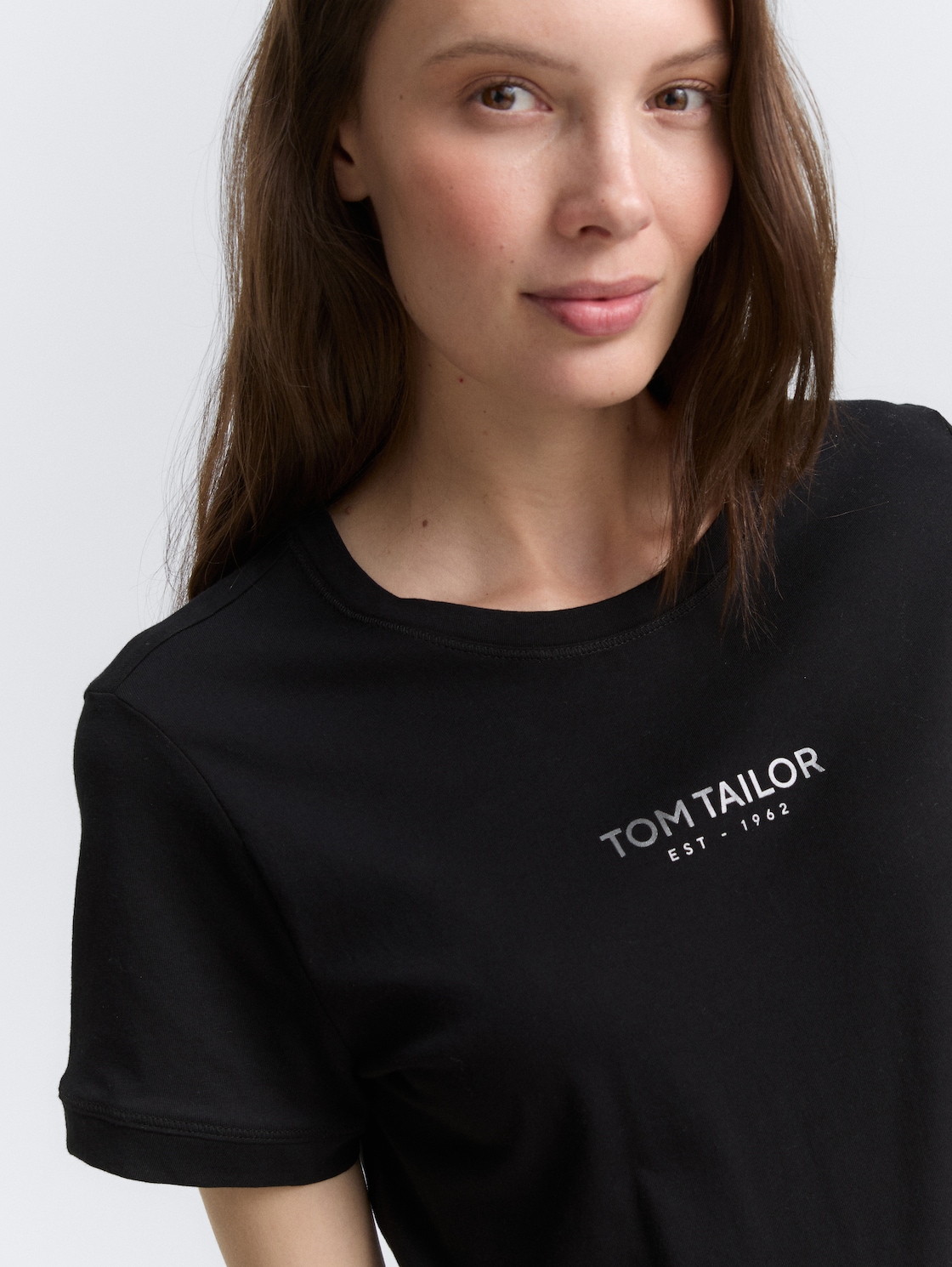 T-Shirt mit Logo-Print - deep black - Detail-Model-Ansicht