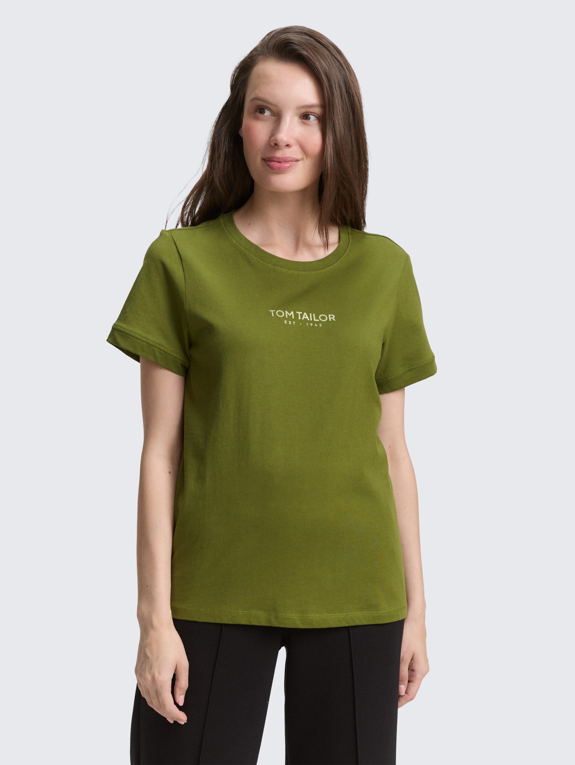 T-Shirt mit Logo-Print - deep ivy green - Ausschnitt Model-Vorderansicht