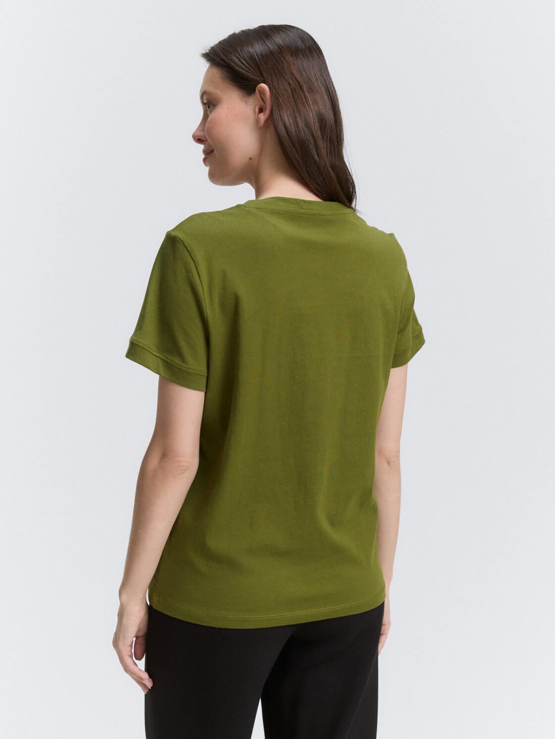 T-Shirt mit Logo-Print - deep ivy green - Auschnitt Model-Rückansicht