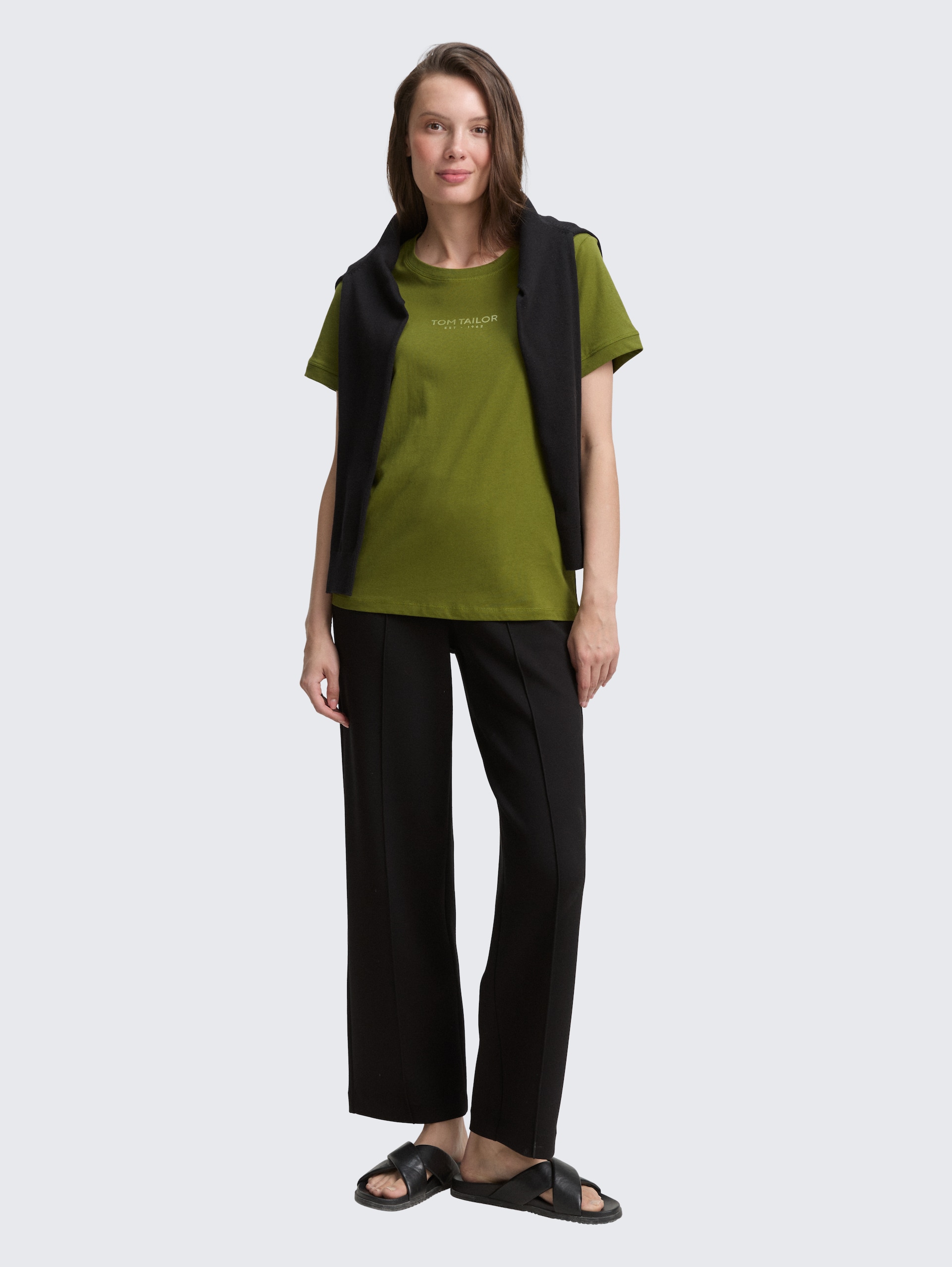 T-Shirt mit Logo-Print - deep ivy green - Model-Vorderansicht