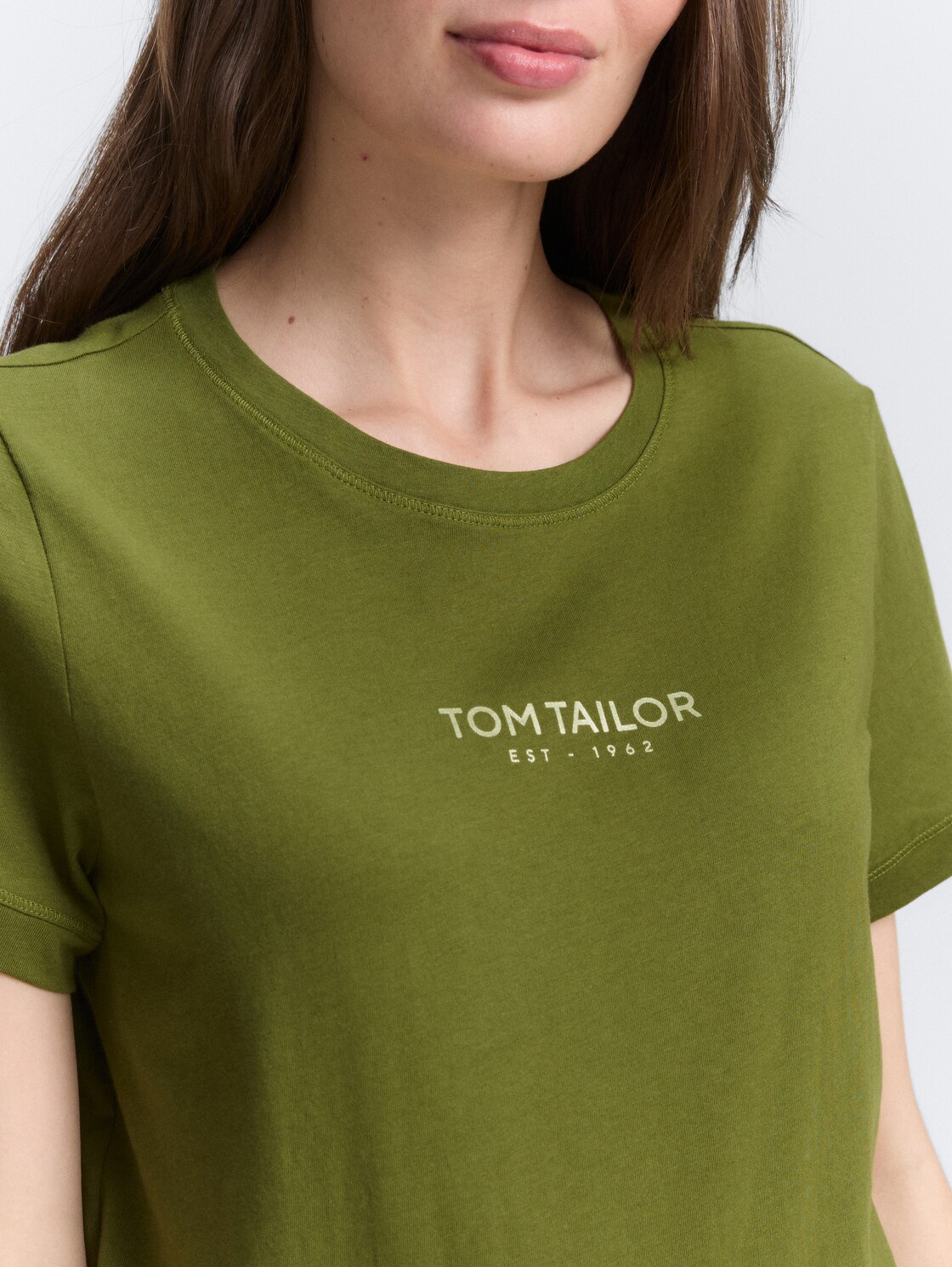 T-Shirt mit Logo-Print - deep ivy green - Detail-Model-Ansicht