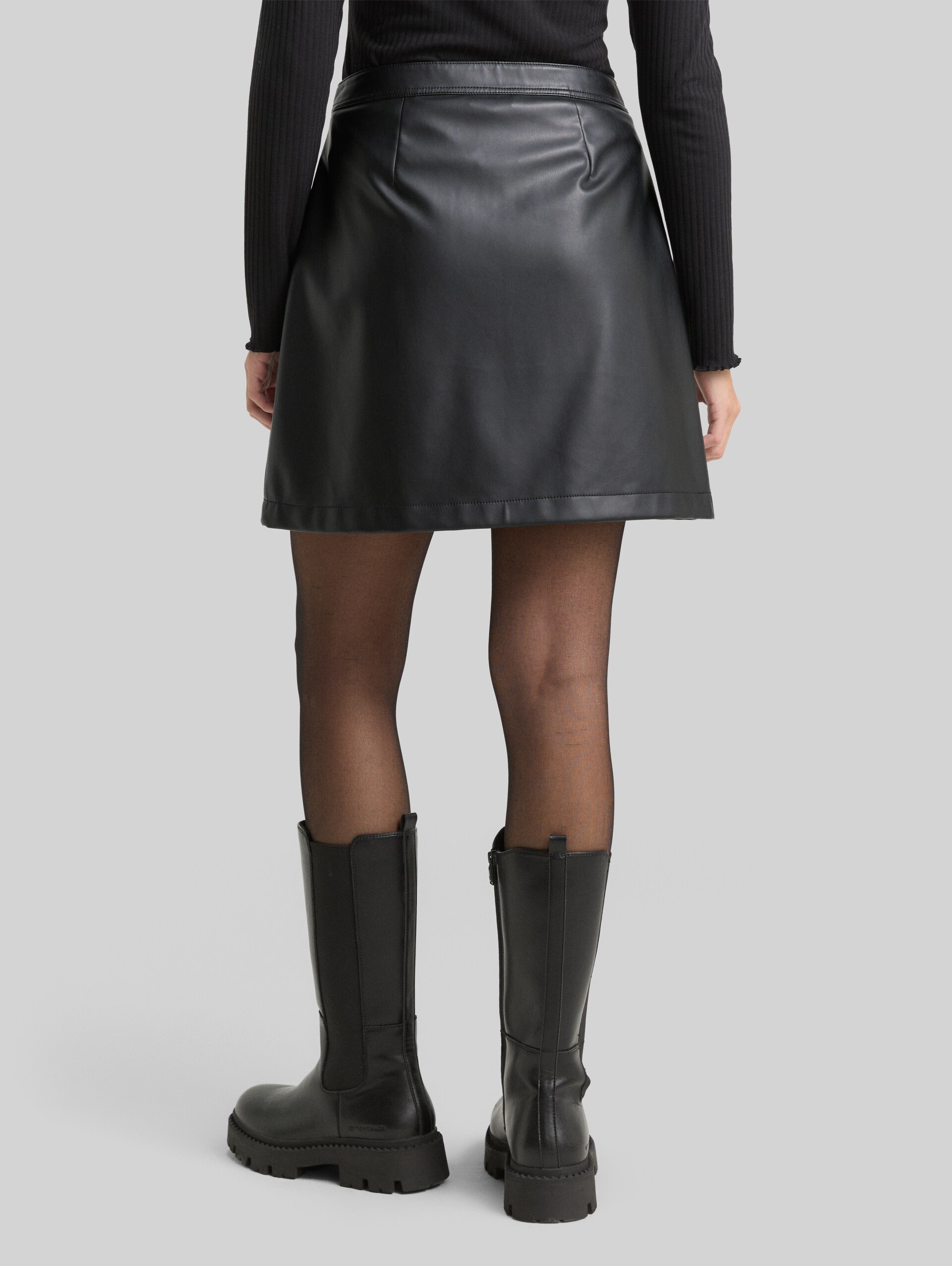 Mini-Rock in Leder-Optik - deep black - Auschnitt Model-Rückansicht