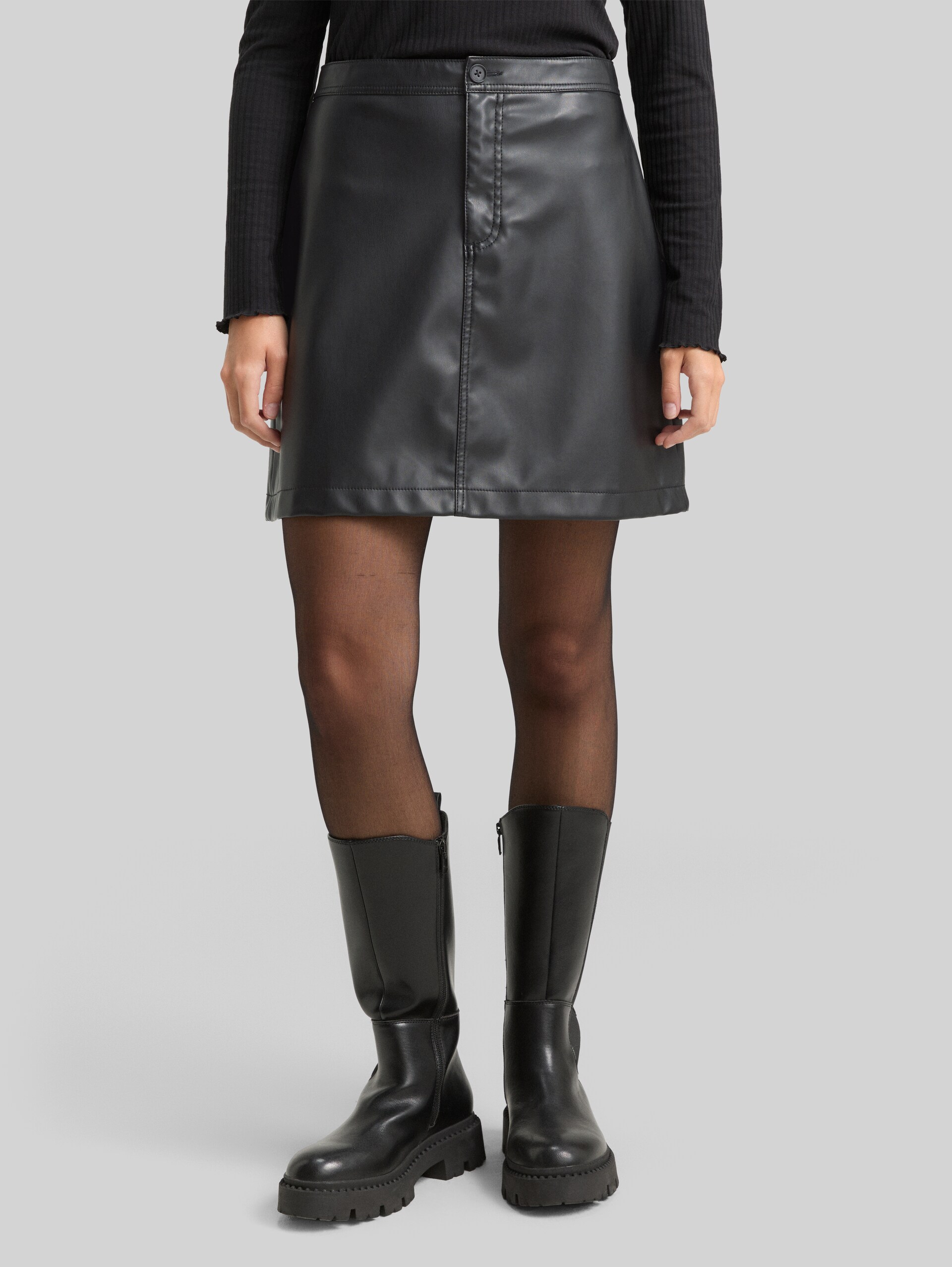 Mini-Rock in Leder-Optik - deep black - Ausschnitt Model-Vorderansicht