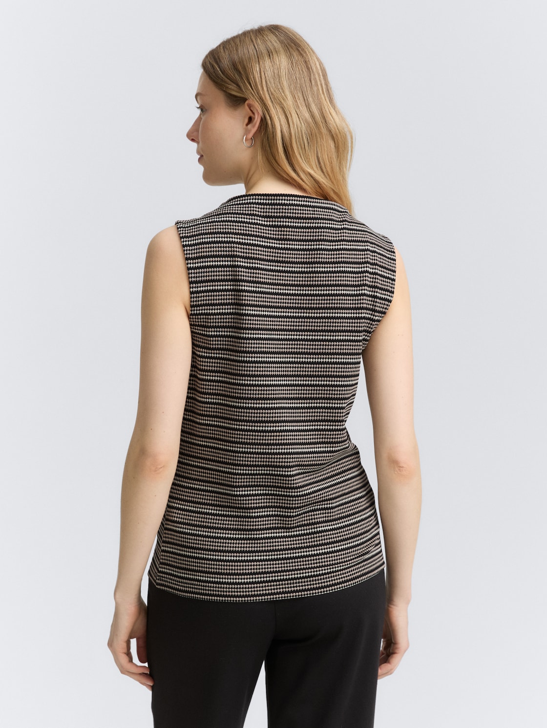 Jacquard Top mit Stehkragen - black knit structure stripe - Auschnitt Model-Rückansicht