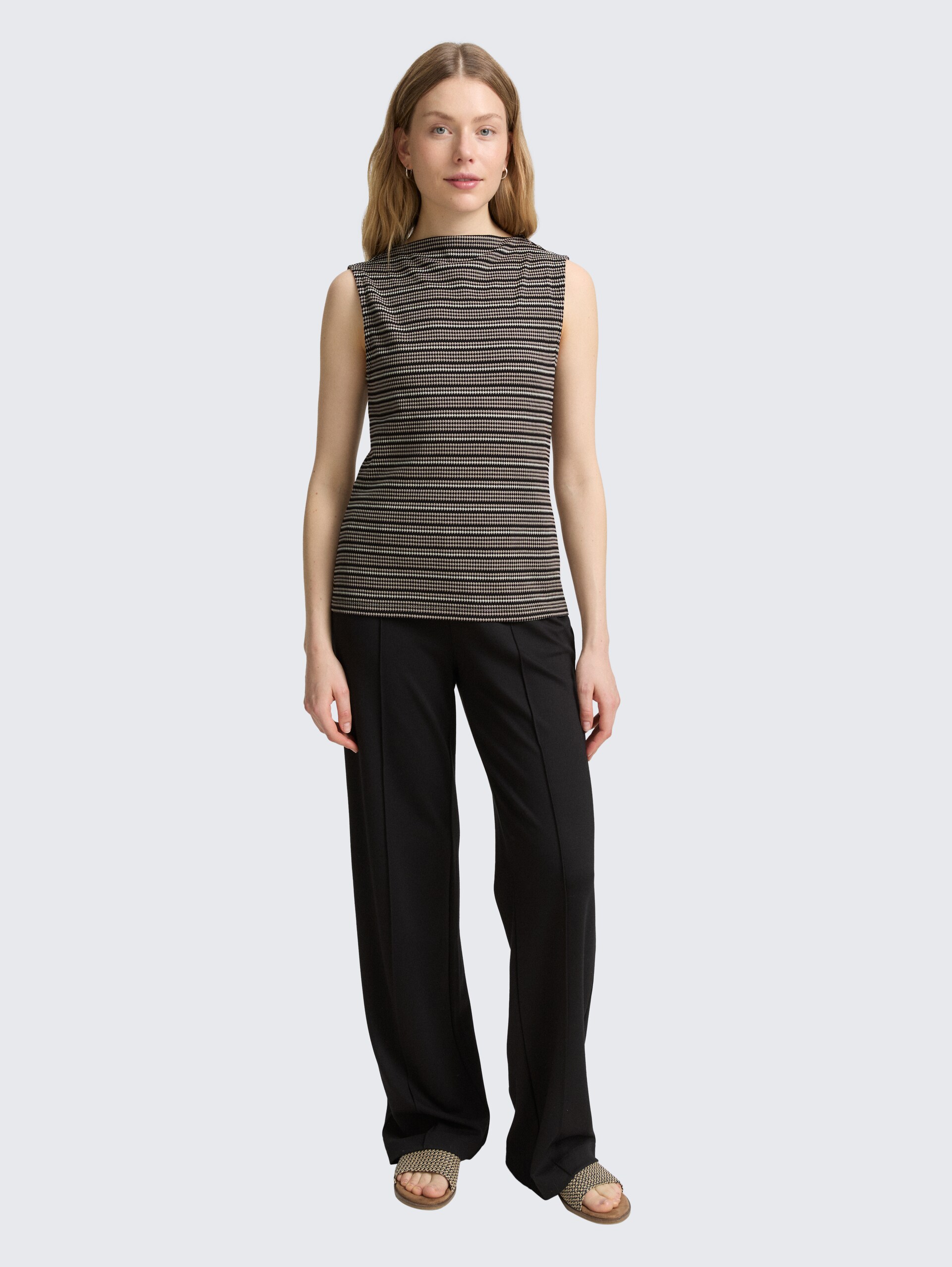 Jacquard Top mit Stehkragen - black knit structure stripe - Model-Vorderansicht
