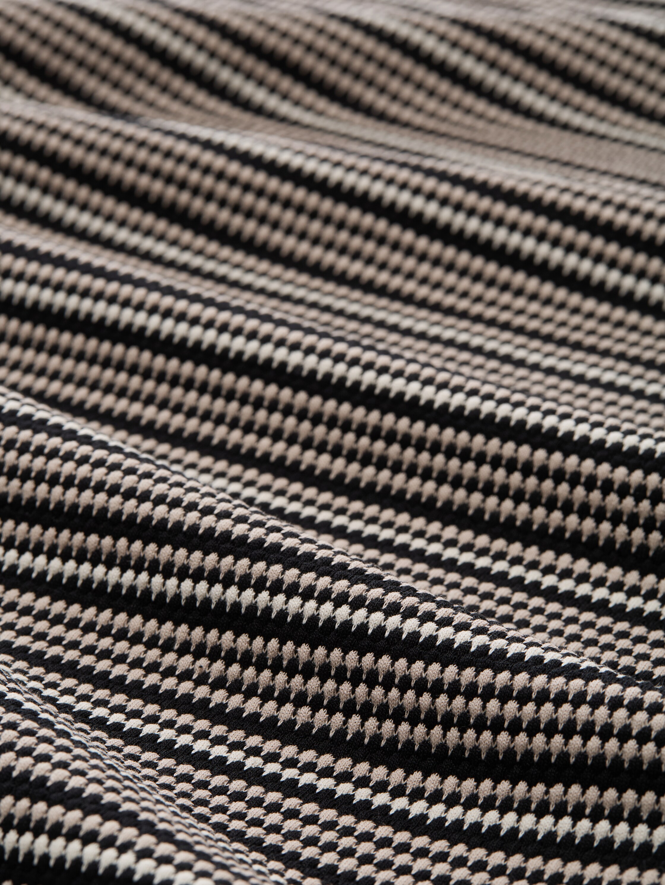 Jacquard Top mit Stehkragen - black_knit_structure_stripe - 