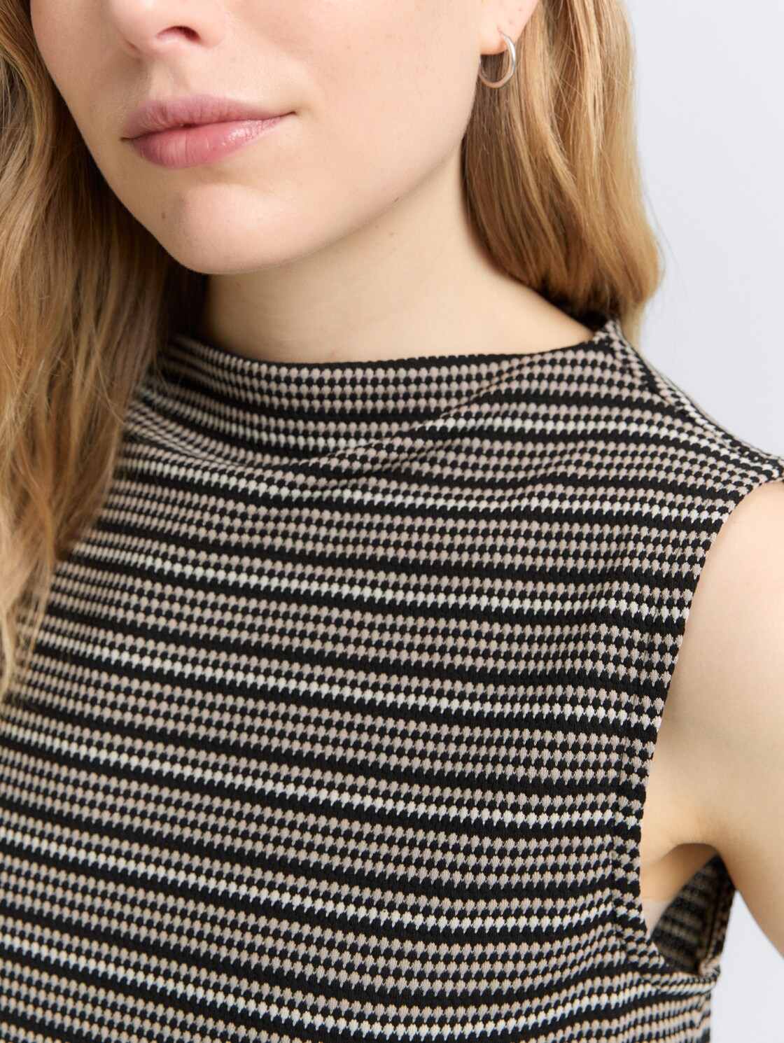 Jacquard Top mit Stehkragen - black knit structure stripe - Detail-Model-Ansicht
