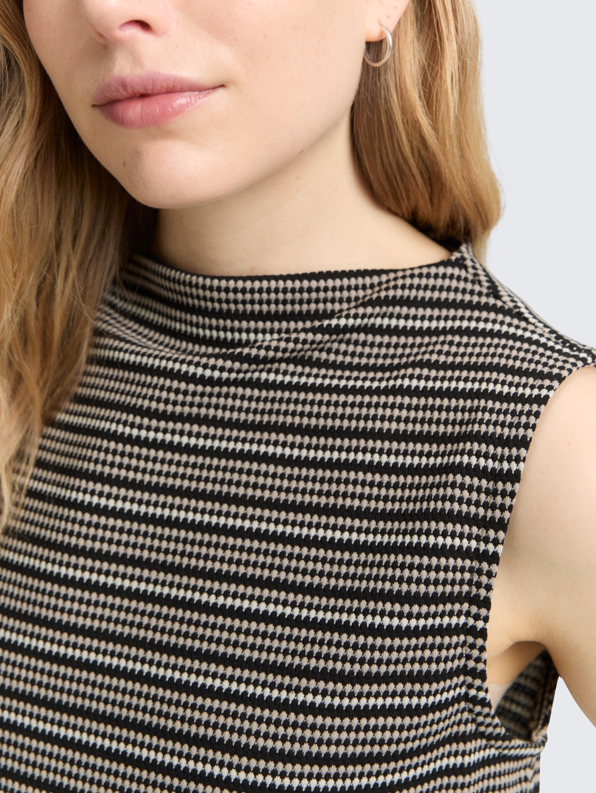 Jacquard Top mit Stehkragen - black knit structure stripe - Detail-Model-Ansicht