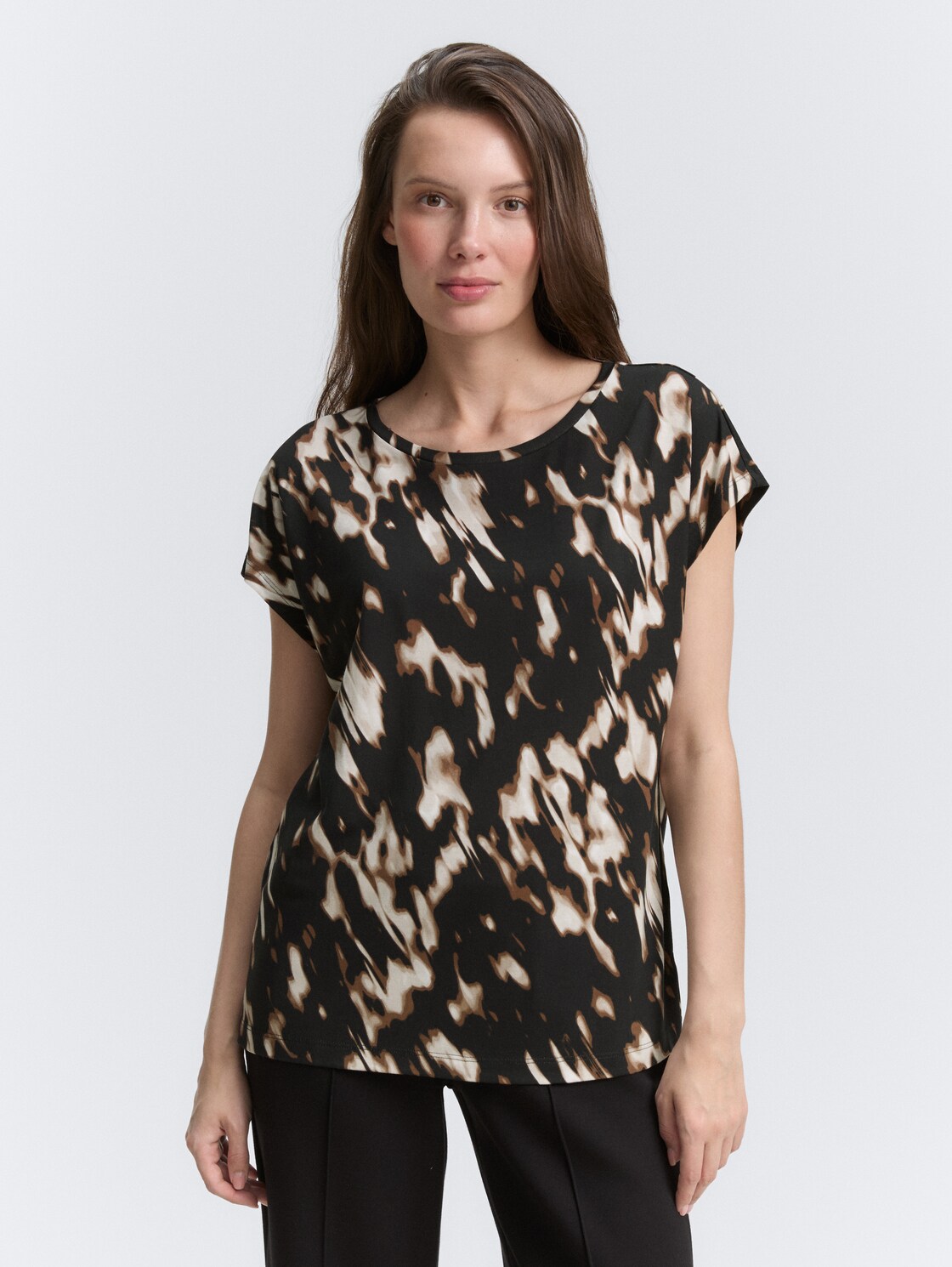 T-Shirt mit Muster - blurry animal design - Ausschnitt Model-Vorderansicht
