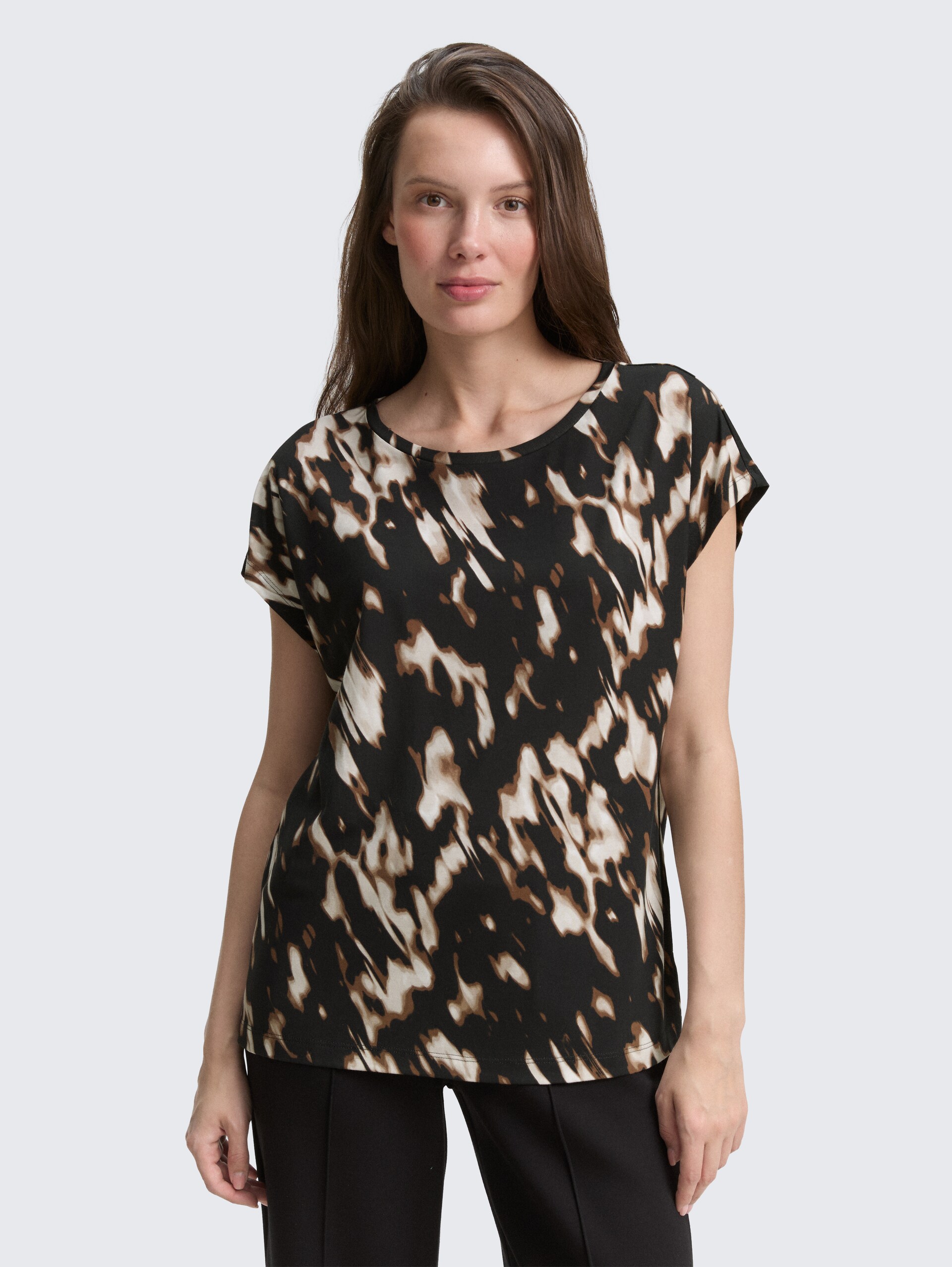 T-Shirt mit Muster - blurry animal design - Ausschnitt Model-Vorderansicht