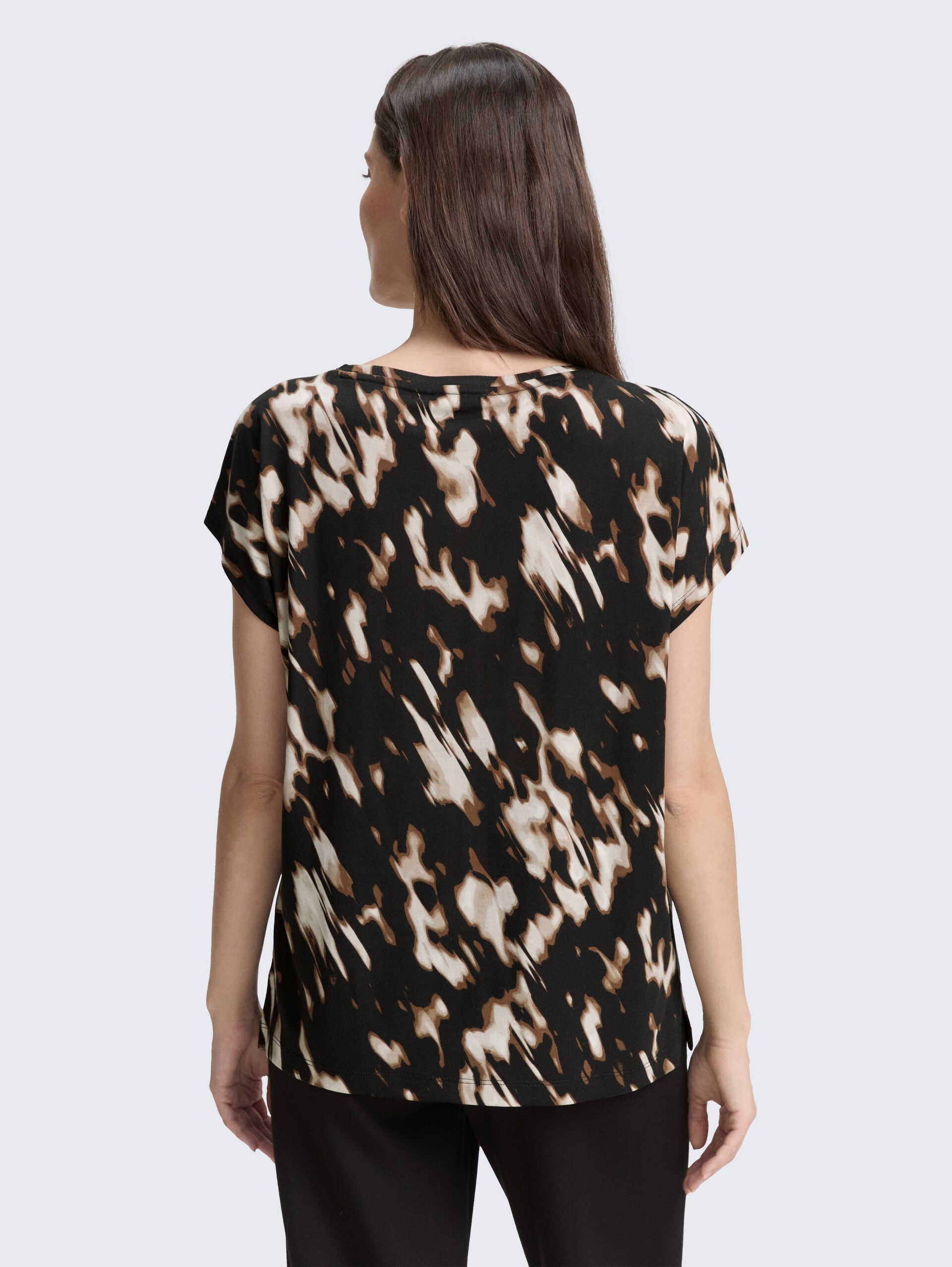 T-Shirt mit Muster - blurry animal design - Auschnitt Model-Rückansicht