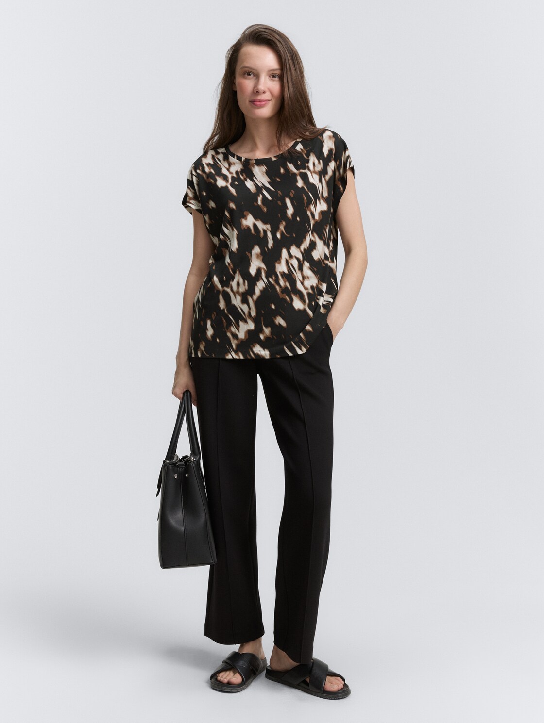 T-Shirt mit Muster - blurry animal design - Model-Vorderansicht