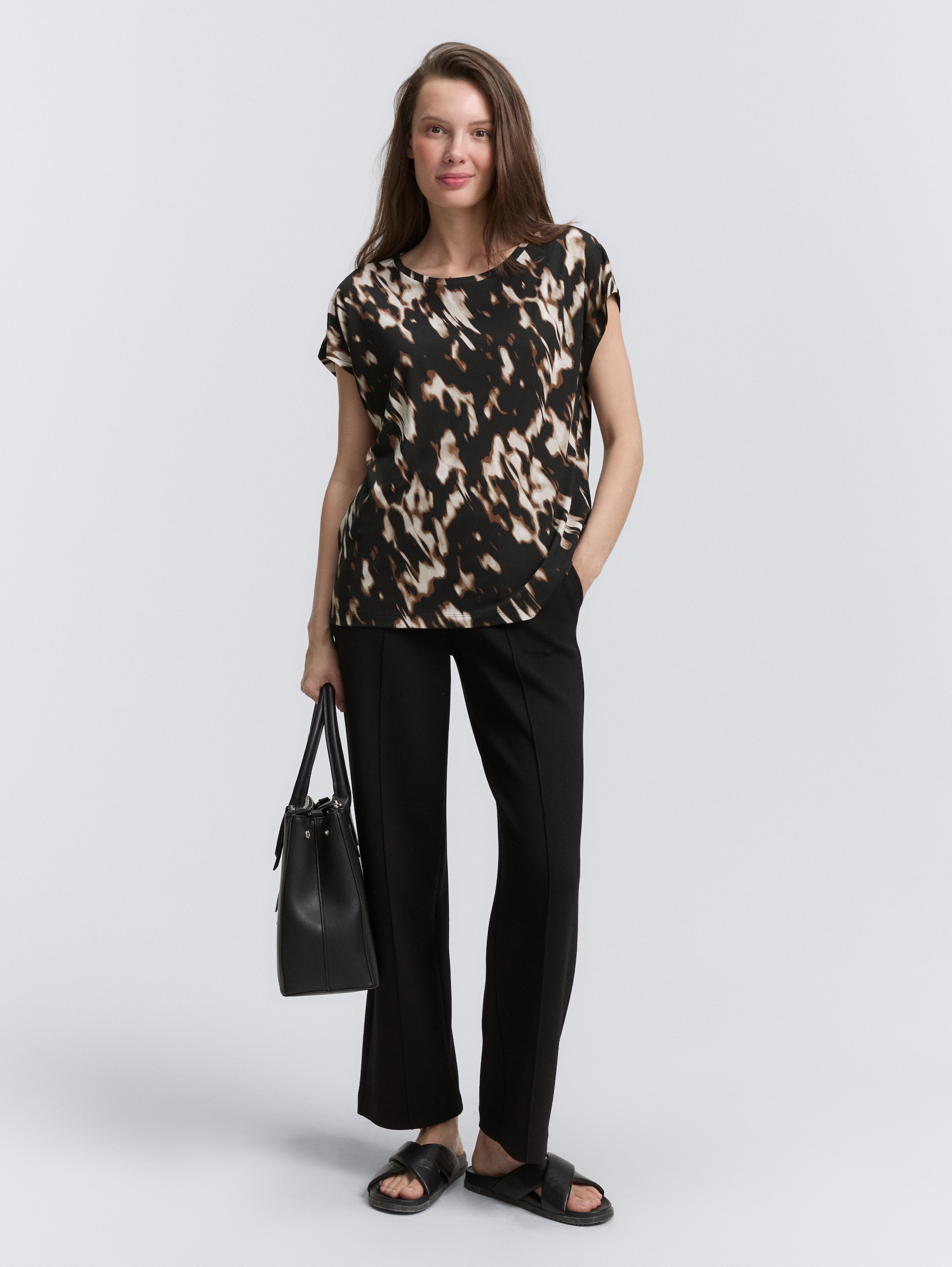 T-Shirt mit Muster - blurry animal design - Model-Vorderansicht
