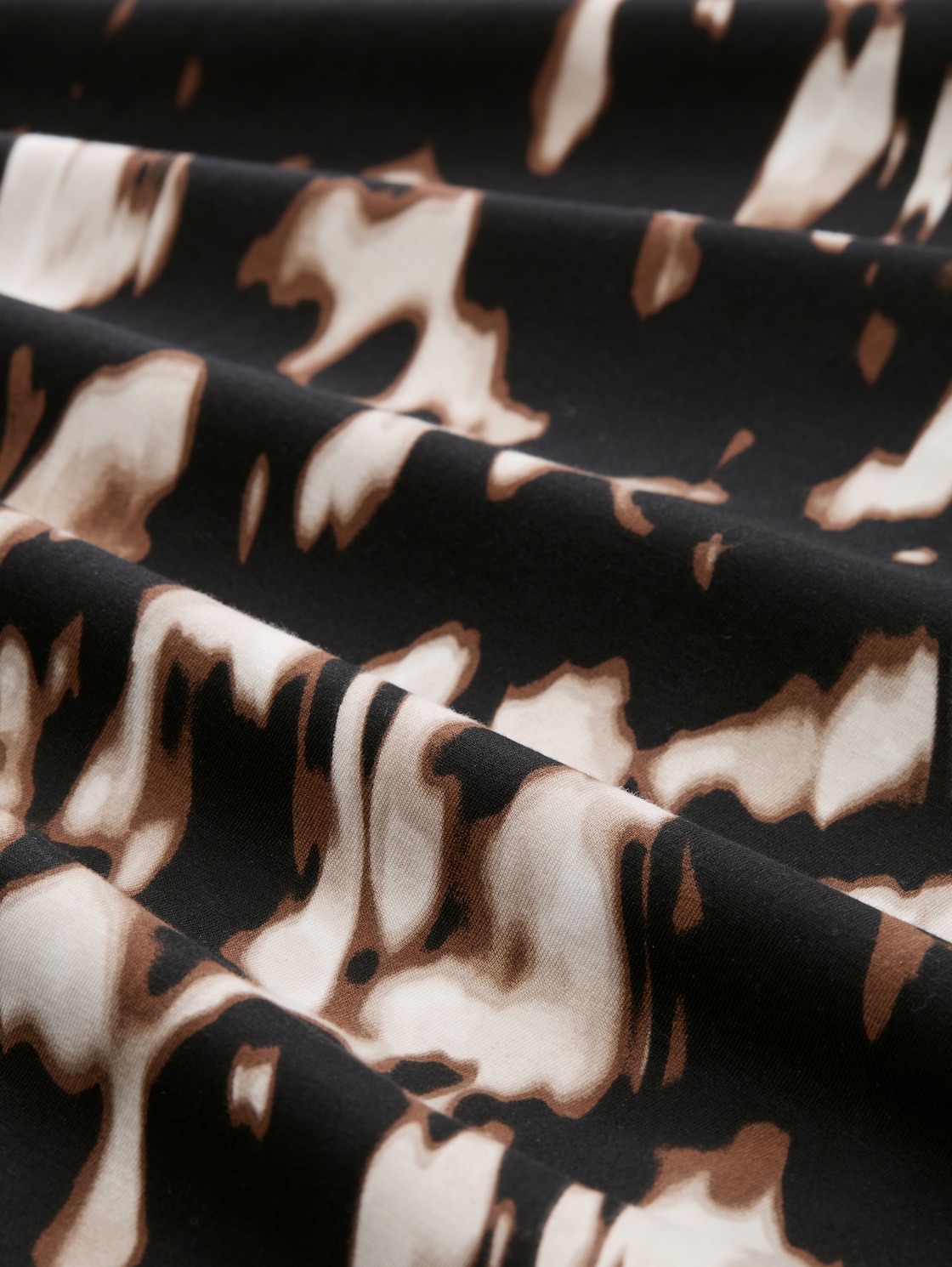 T-Shirt mit Muster - blurry animal design - Material-Ansicht