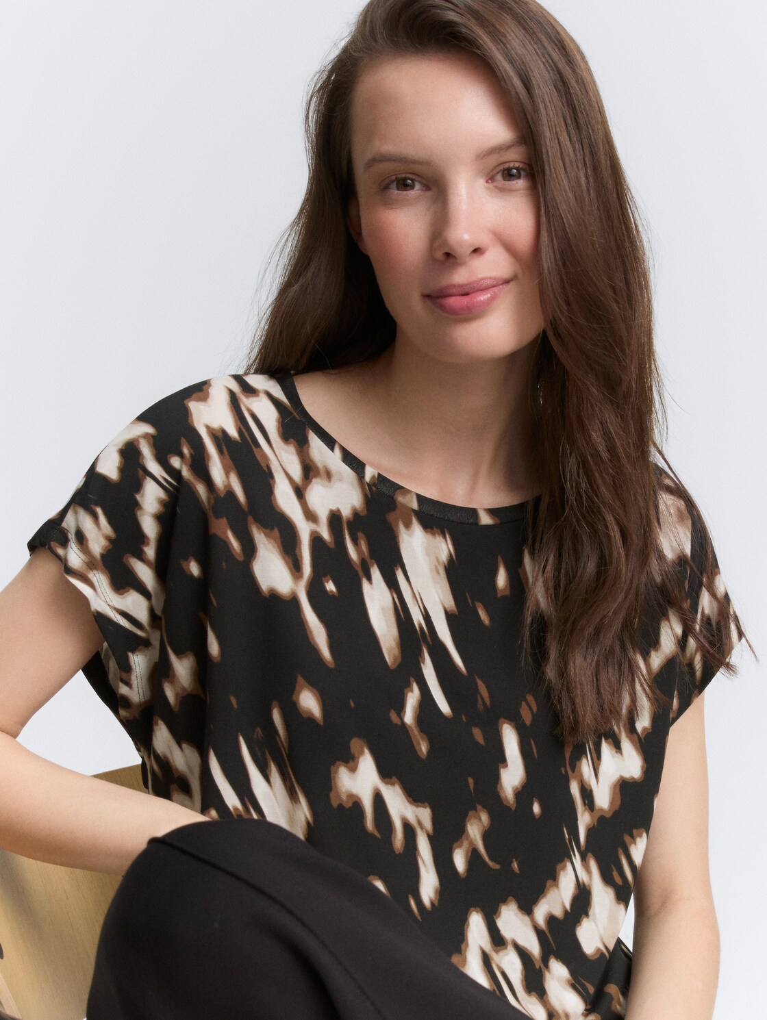 T-Shirt mit Muster - blurry animal design - Detail-Model-Ansicht