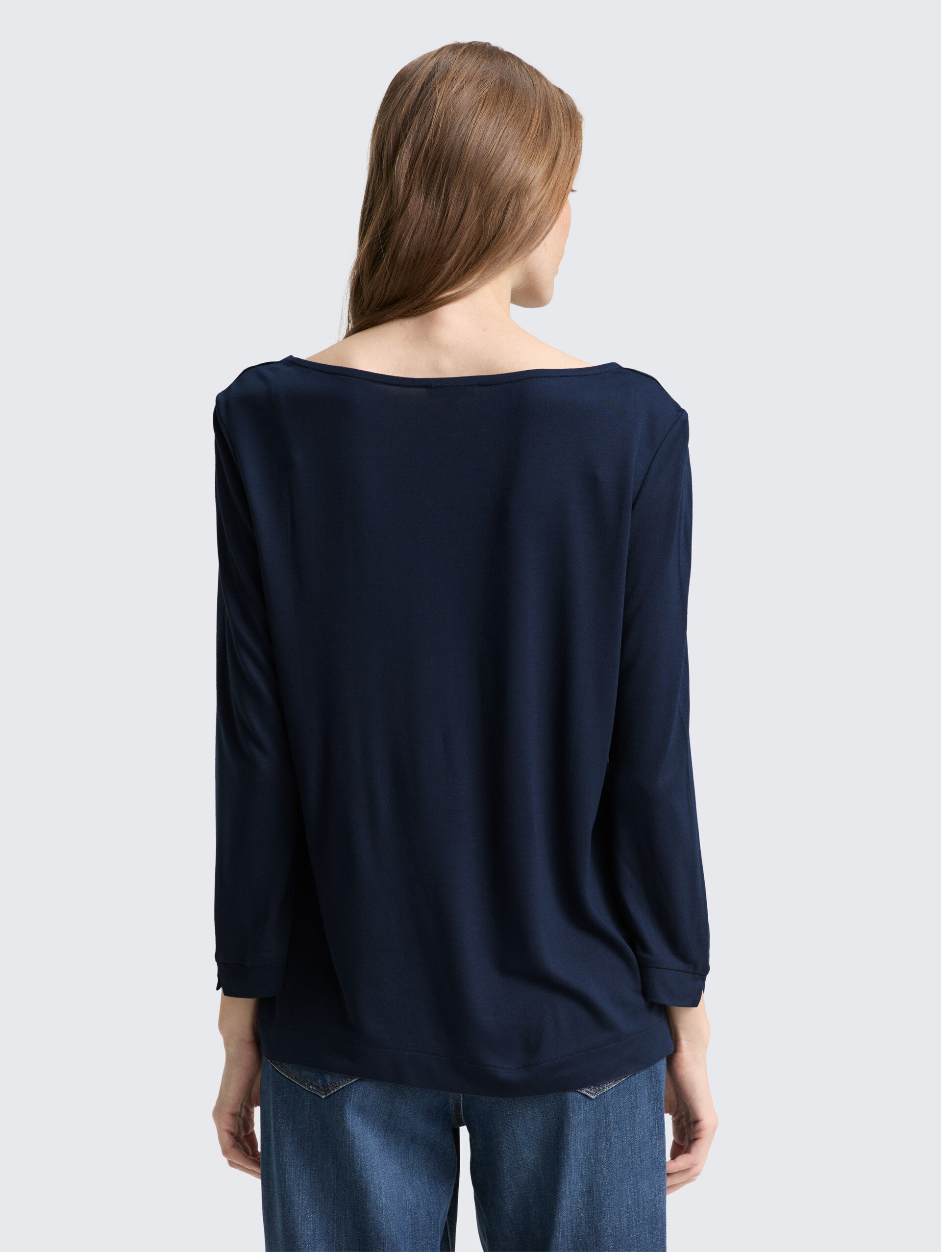 Langarmshirt im Material-Mix - Lunar Eclipse - Auschnitt Model-Rückansicht
