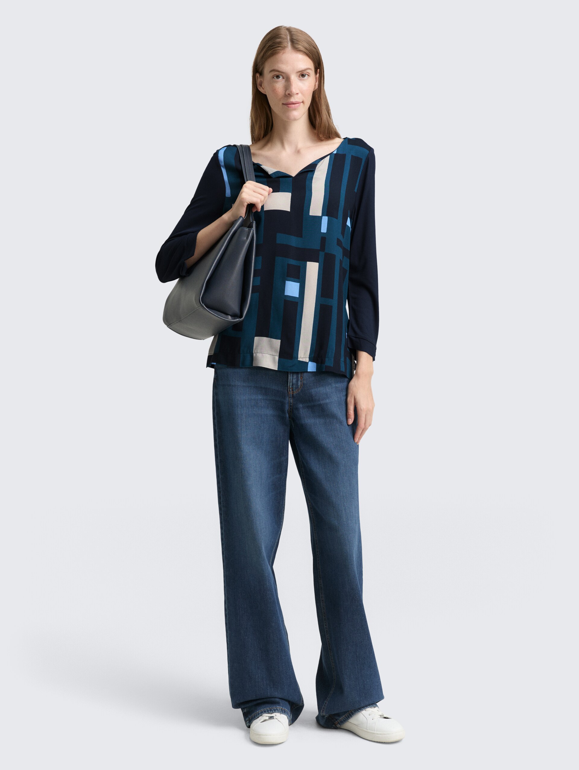 Langarmshirt im Material-Mix - Lunar Eclipse - Model-Vorderansicht