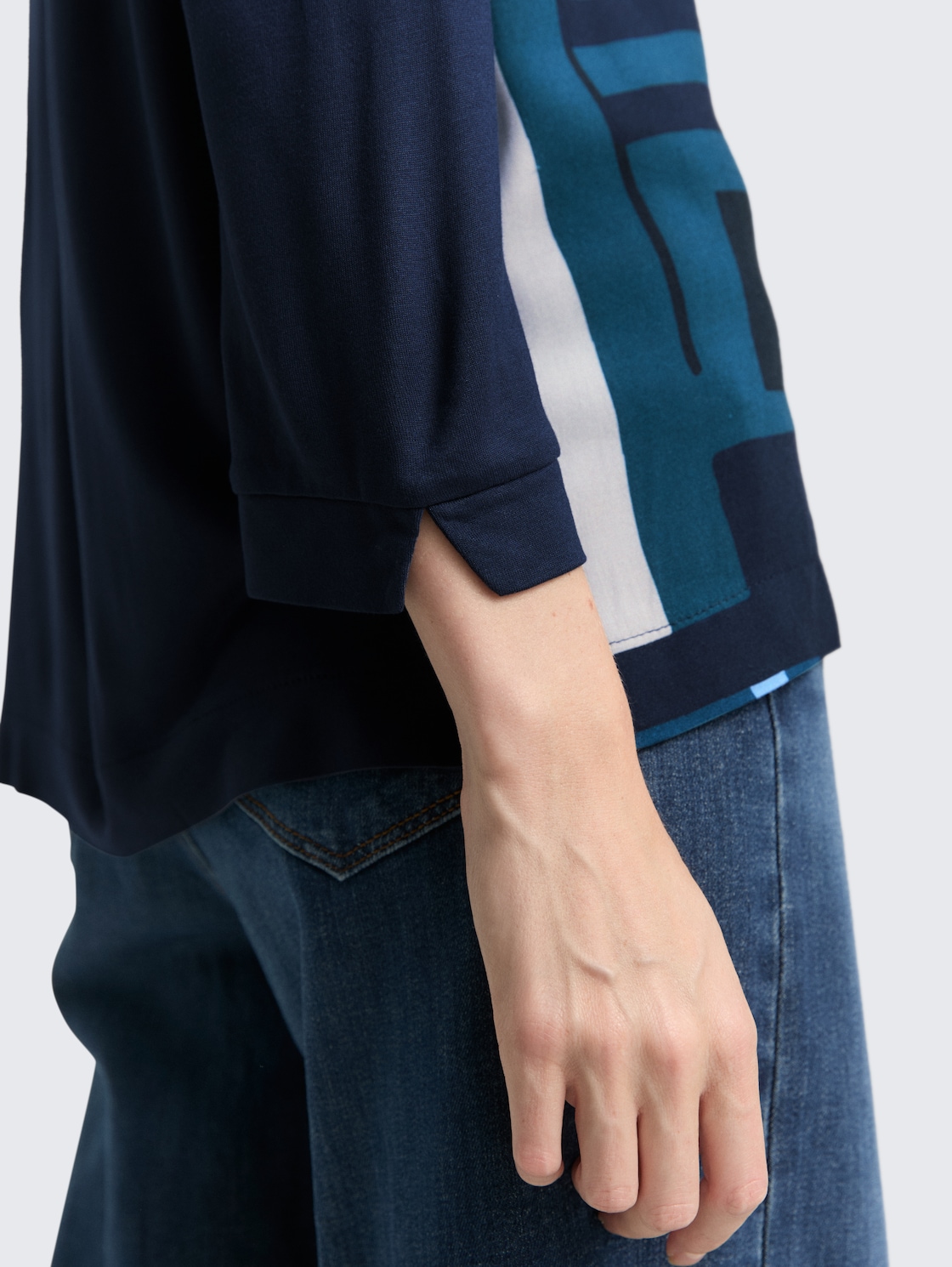 Langarmshirt im Material-Mix - Lunar Eclipse - Detail-Model-Ansicht