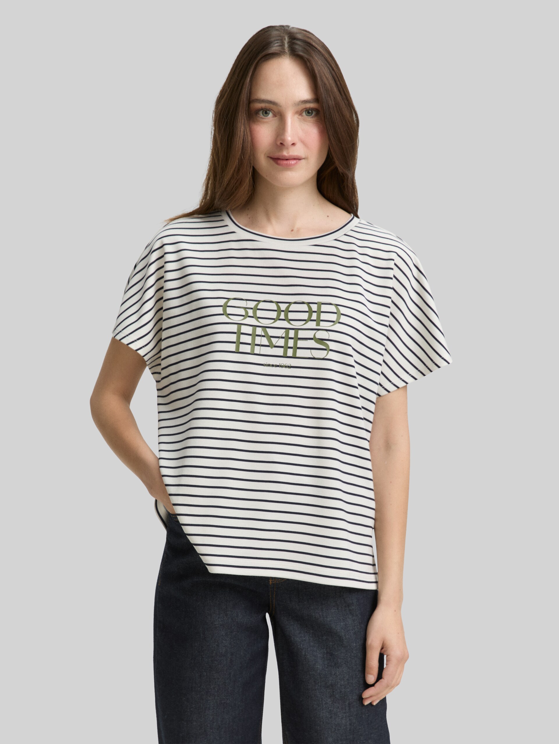 T-shirt with striped pattern - offwhite navy tee stripe - Neckline model front view