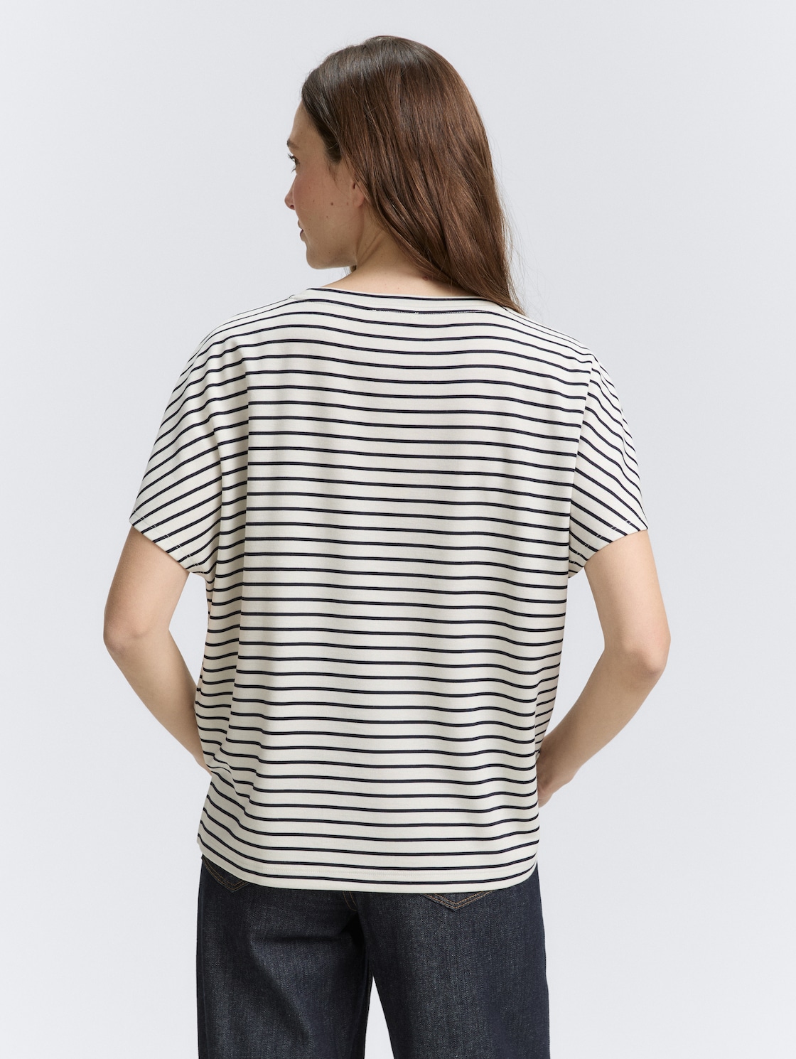 T-Shirt mit Streifenmuster - offwhite navy tee stripe - Auschnitt Model-Rückansicht