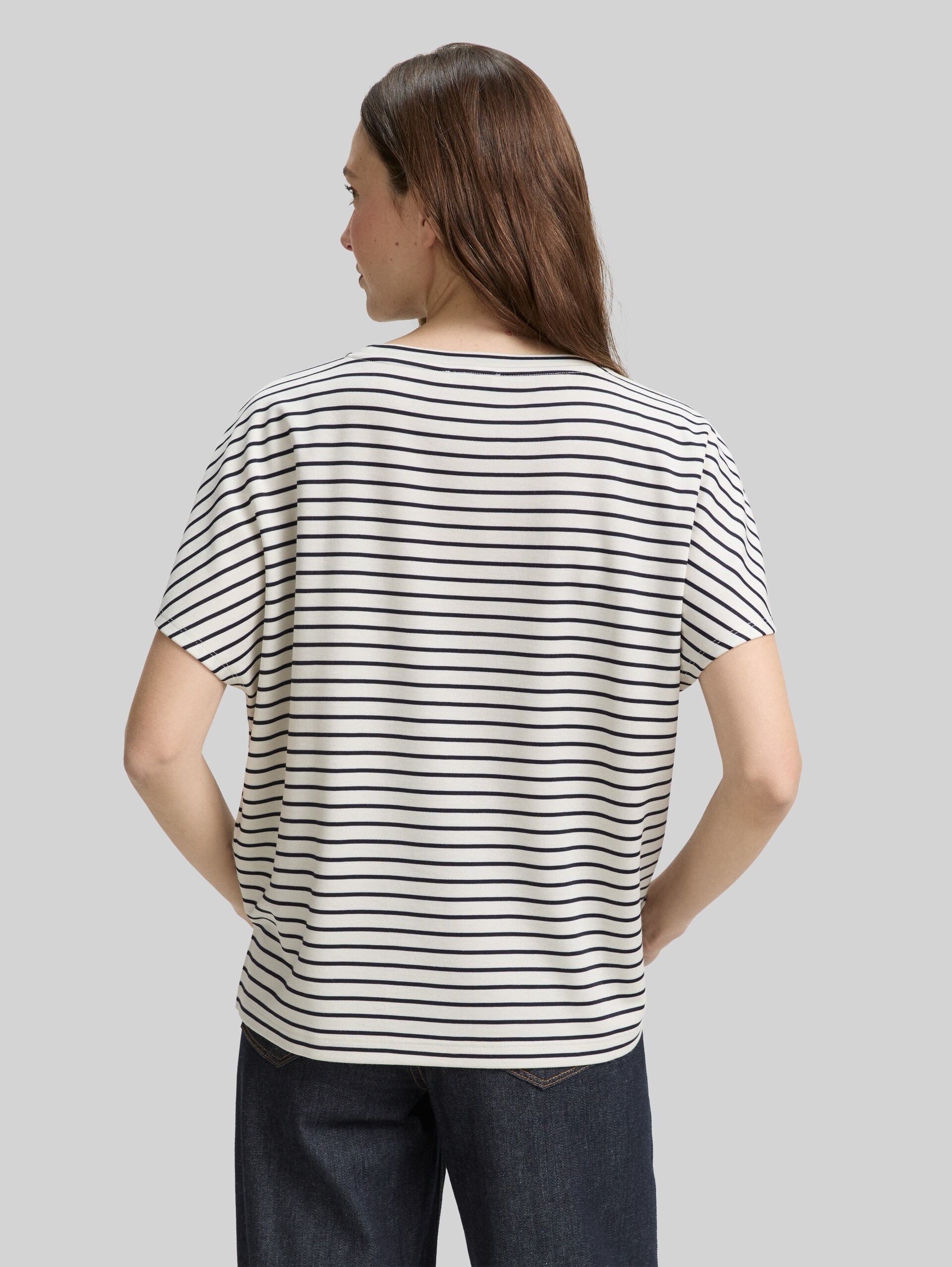 T-shirt with striped pattern - offwhite navy tee stripe - Neckline model-back view