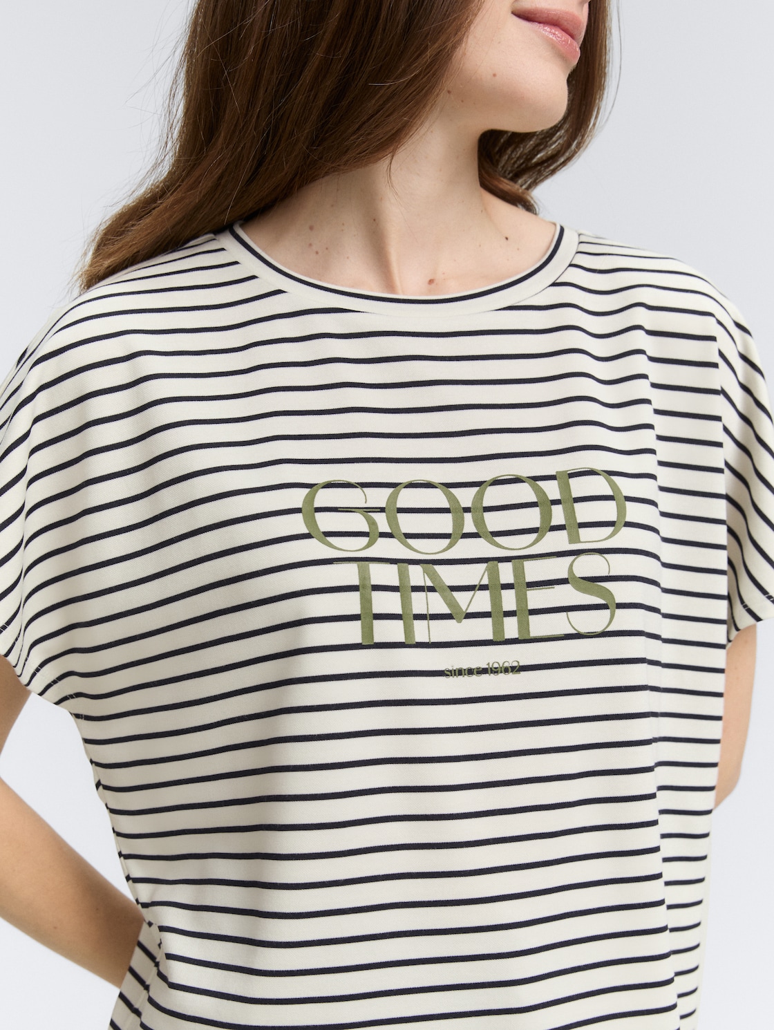 T-Shirt mit Streifenmuster - offwhite navy tee stripe - Detail-Model-Ansicht