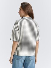 Boxy Fit T-Shirt mit Polokragen - offwhite navy tee stripe - Auschnitt Model-Rückansicht