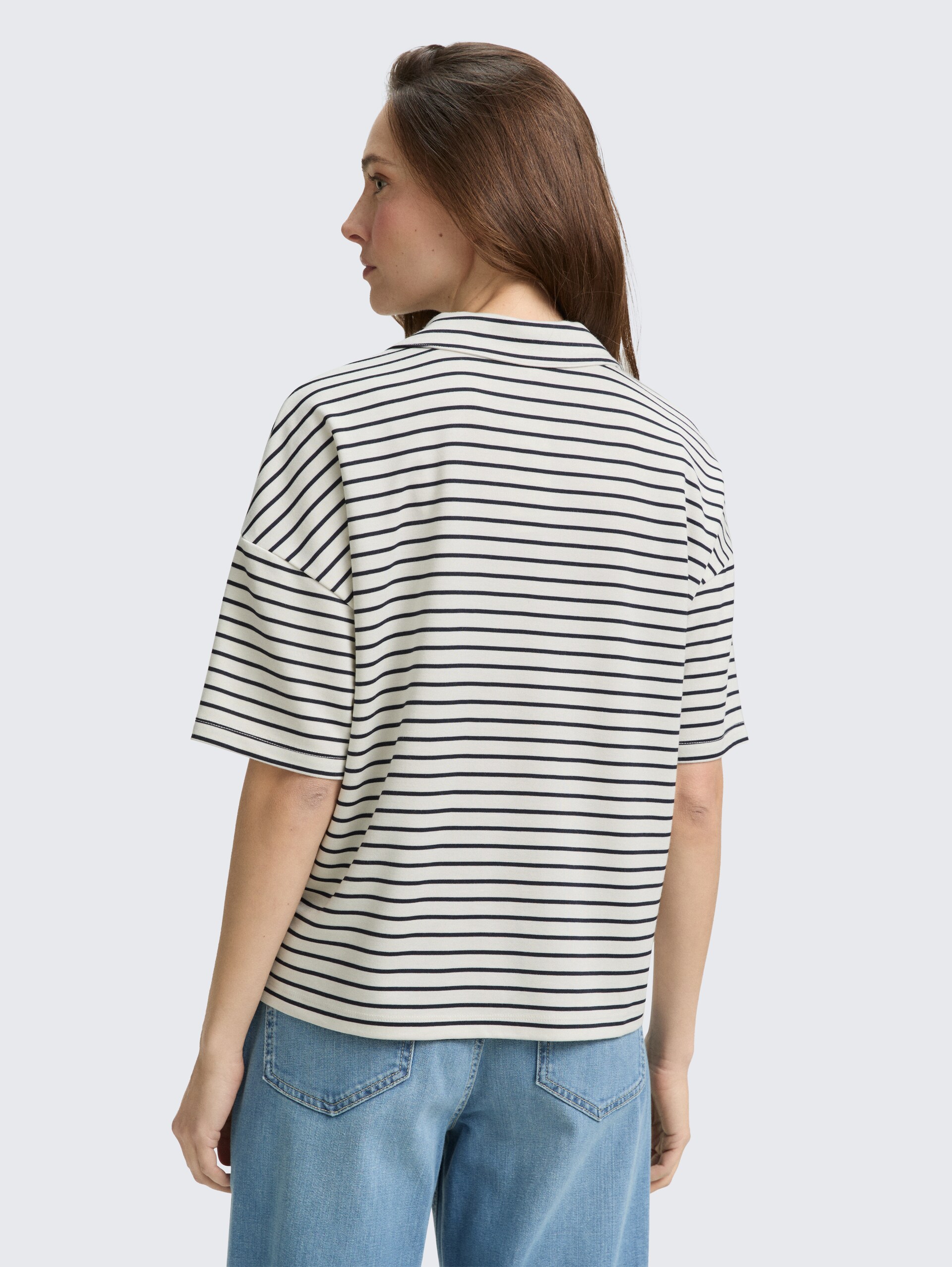 Boxy Fit T-Shirt mit Polokragen - offwhite navy tee stripe - Auschnitt Model-Rückansicht