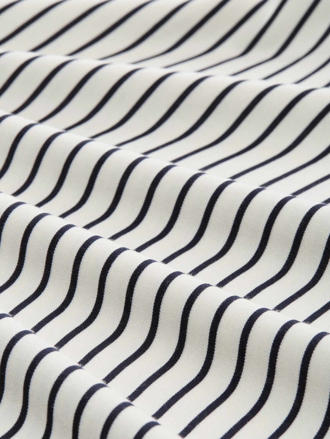 Boxy Fit T-Shirt mit Polokragen - offwhite navy tee stripe - Material-Ansicht