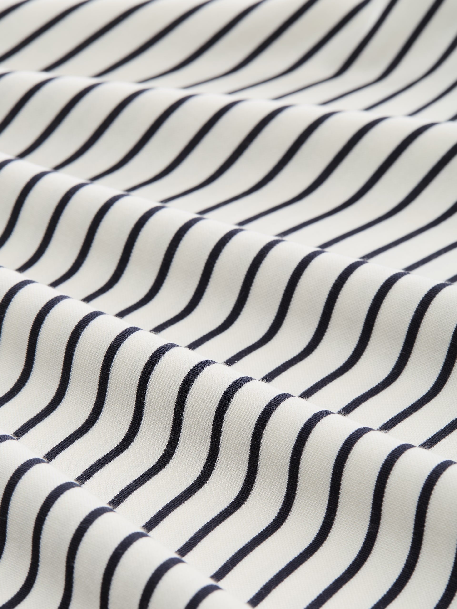 Boxy Fit T-Shirt mit Polokragen - offwhite navy tee stripe - Material-Ansicht
