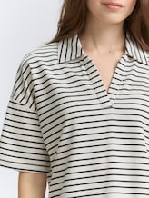Boxy Fit T-Shirt mit Polokragen - offwhite navy tee stripe - Detail-Model-Ansicht