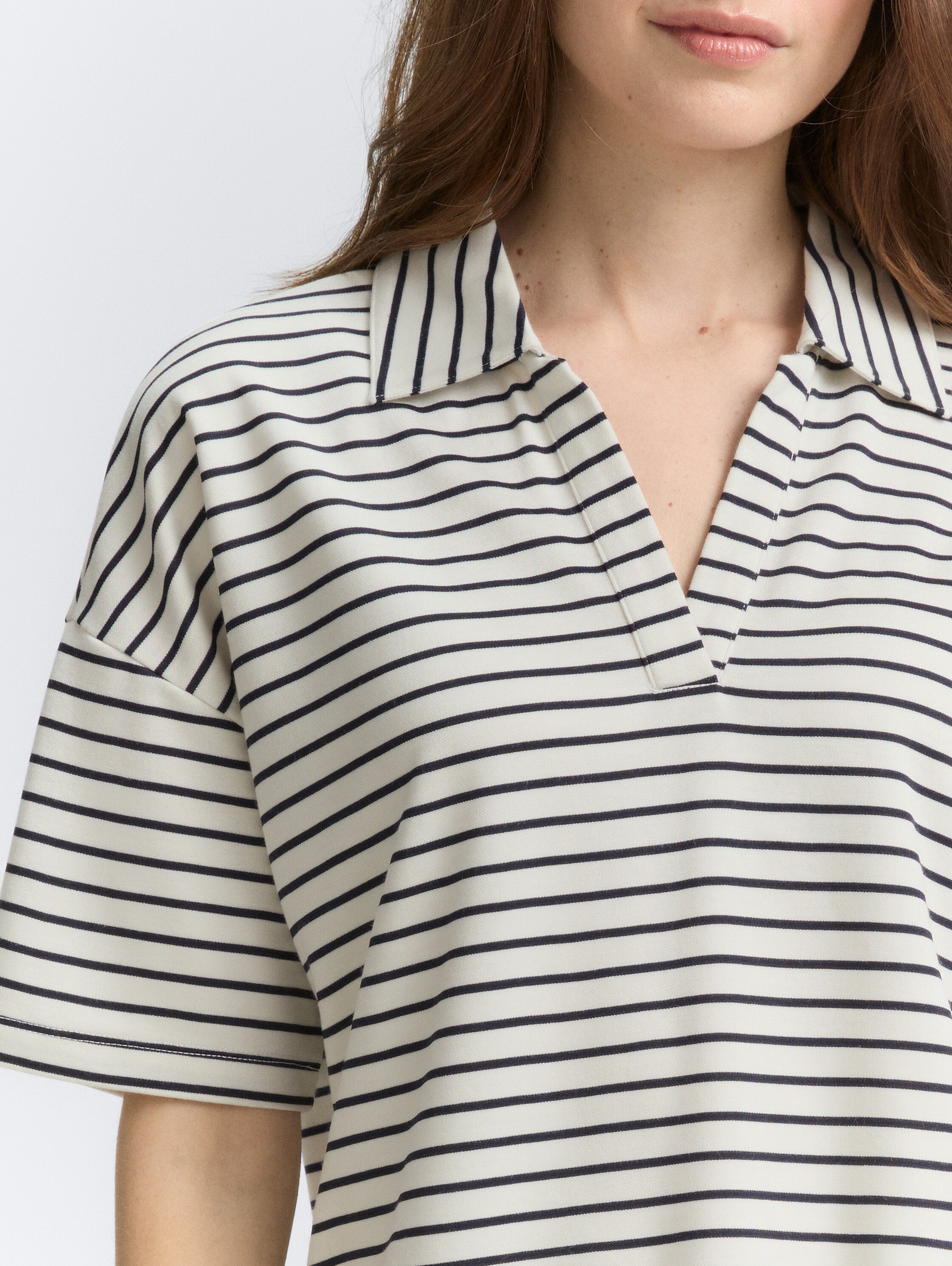 Boxy Fit T-Shirt mit Polokragen - offwhite_navy_tee_stripe - 