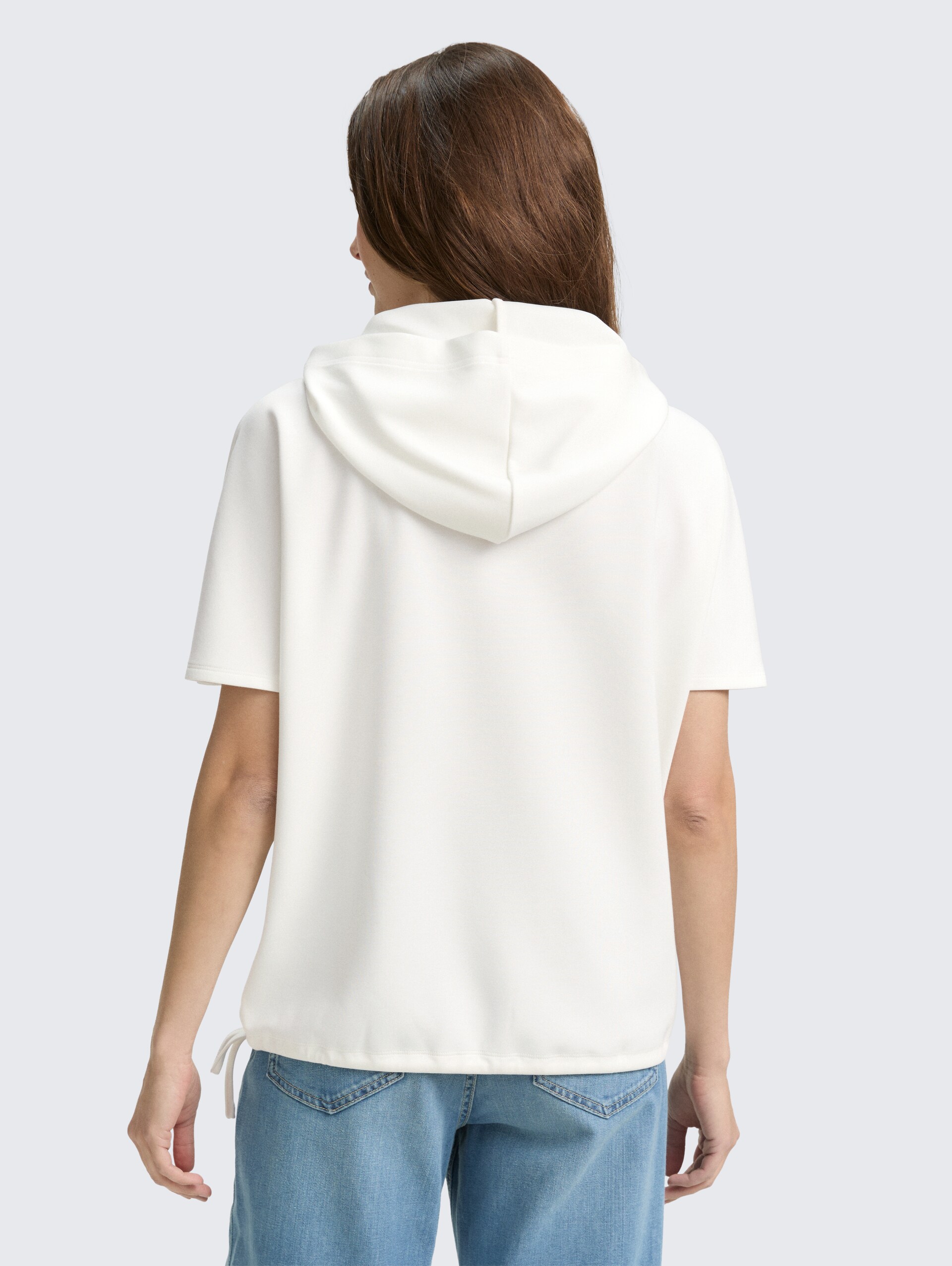 T-Shirt mit Kapuze - Whisper White - Auschnitt Model-Rückansicht