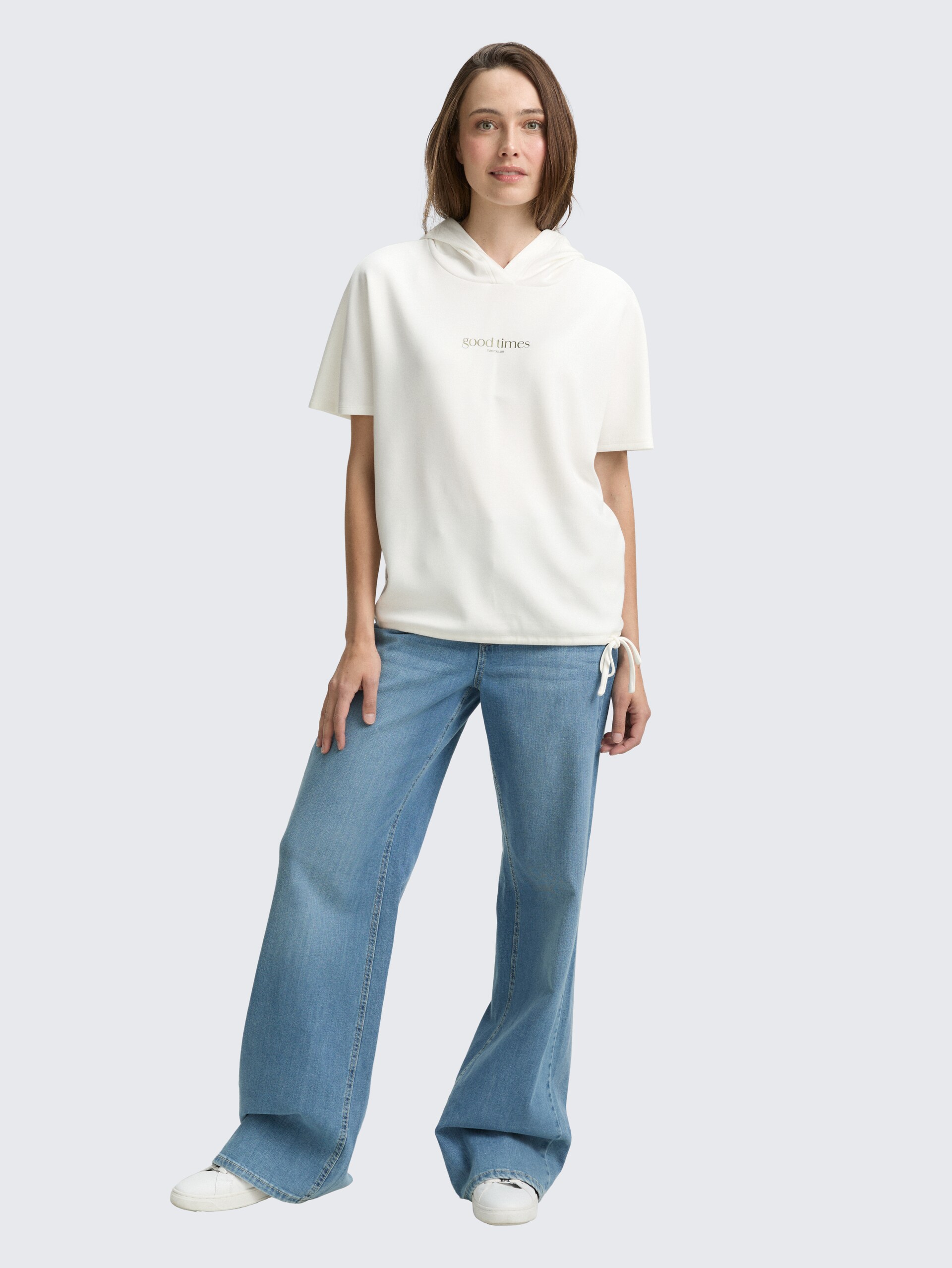 T-Shirt mit Kapuze - Whisper White - Model-Vorderansicht