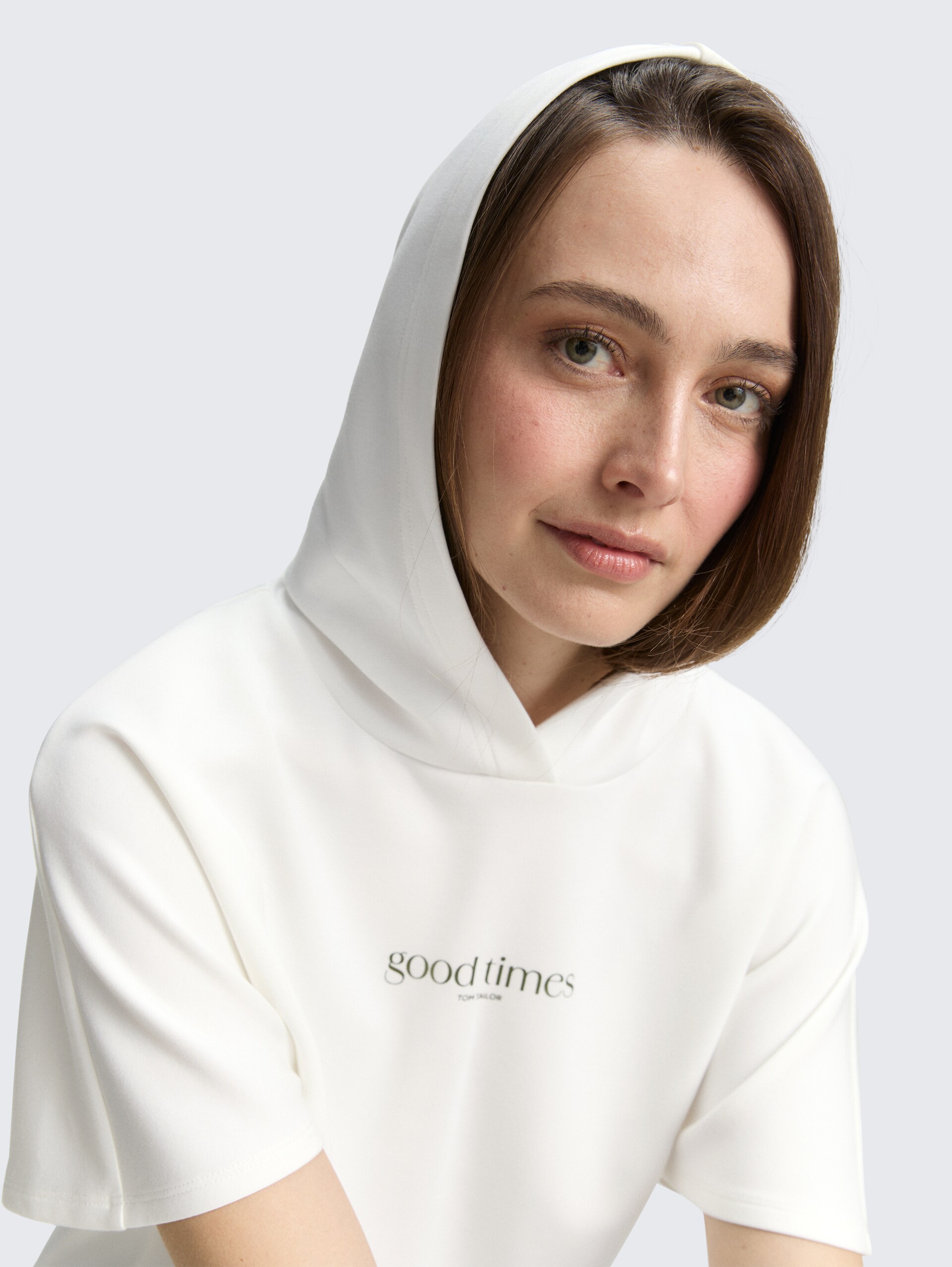 T-Shirt mit Kapuze - Whisper White - Detail-Model-Ansicht