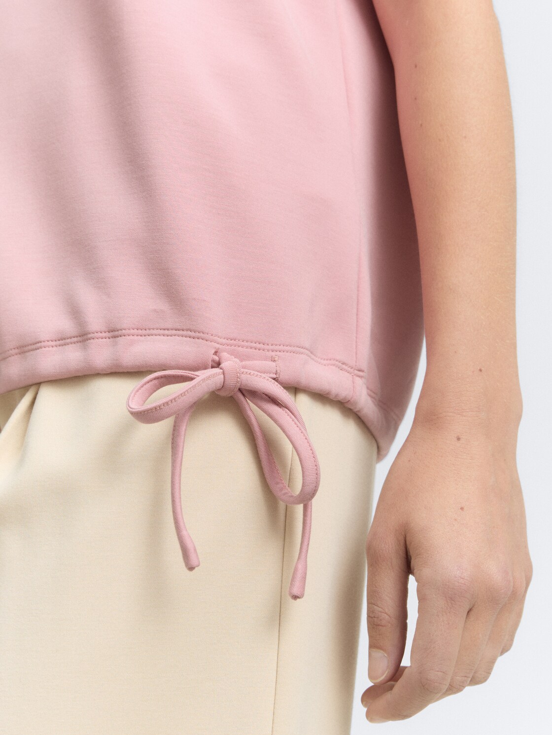 T-Shirt mit Kapuze - Morning Pink - Detail-Model-Ansicht