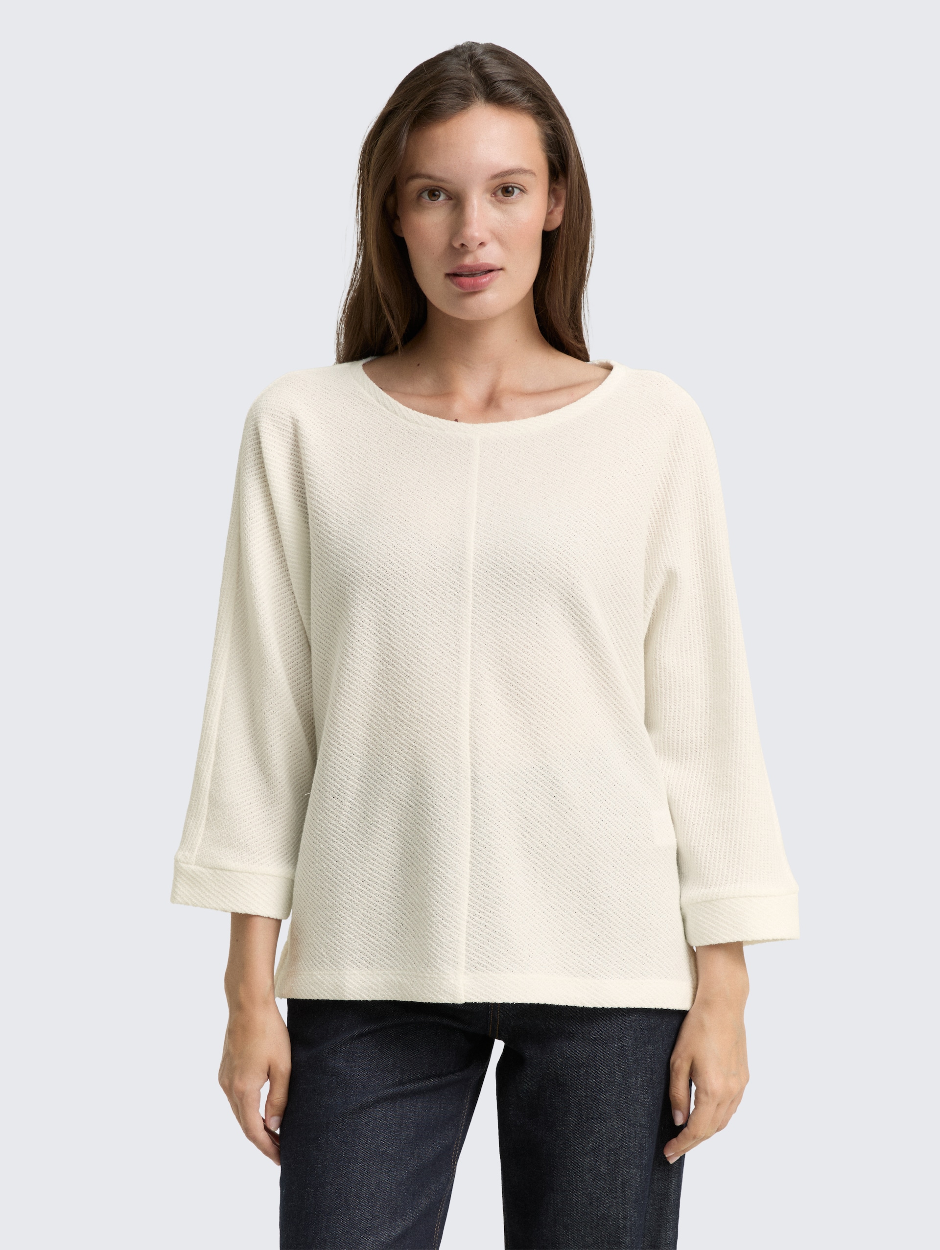 Loose Fit Langarmshirt mit Fledermausärmeln - Whisper White - Ausschnitt Model-Vorderansicht