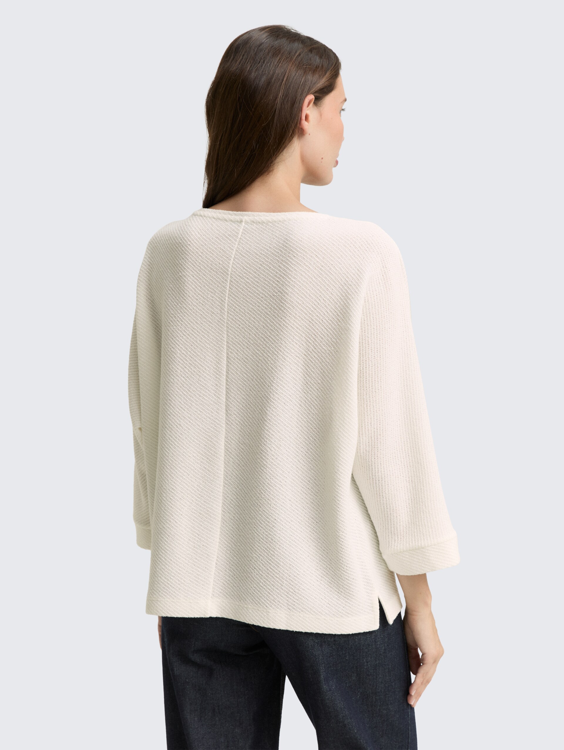 Loose Fit Langarmshirt mit Fledermausärmeln - Whisper White - Auschnitt Model-Rückansicht