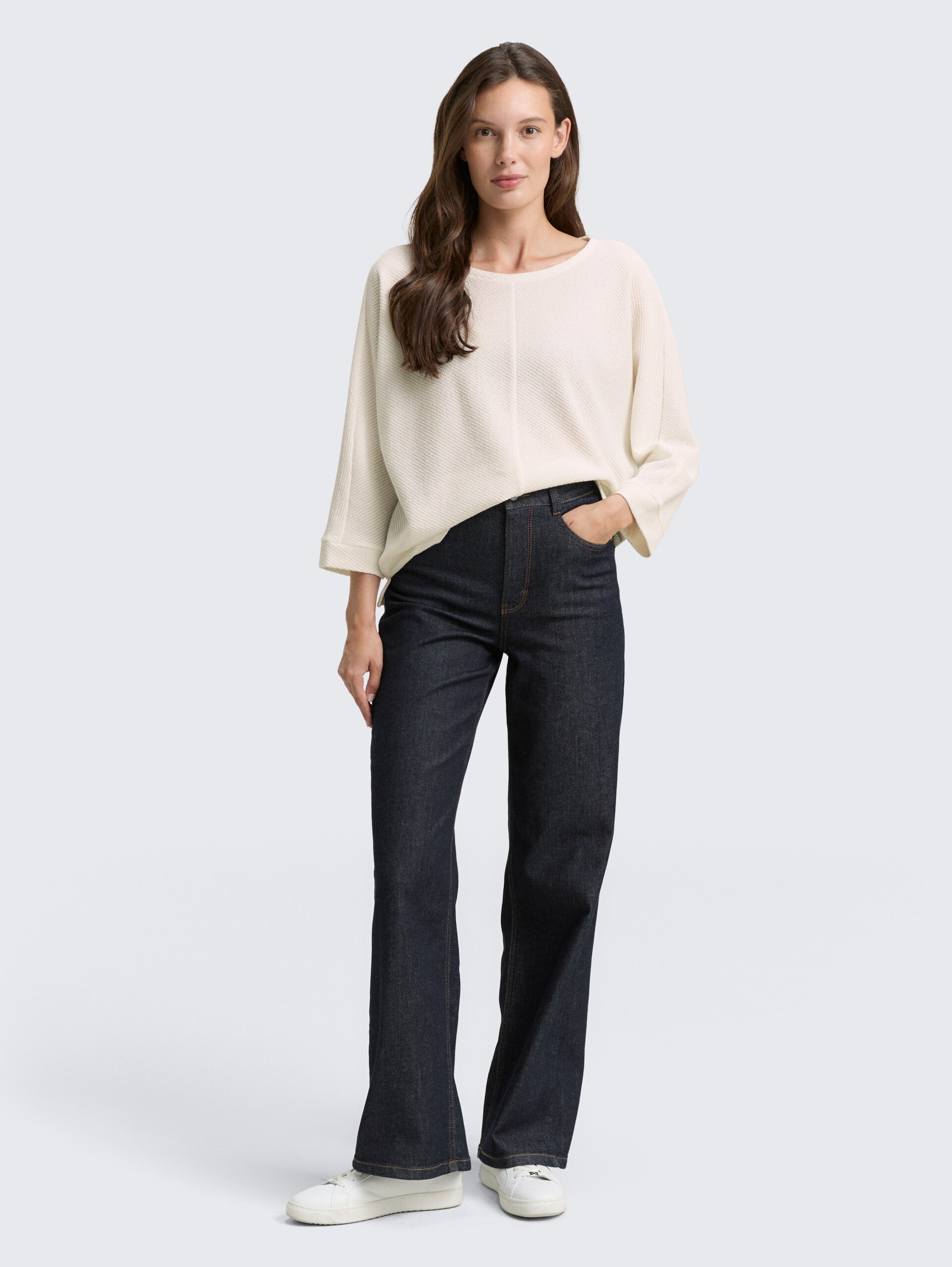 Loose Fit Langarmshirt mit Fledermausärmeln - Whisper White - Model-Vorderansicht