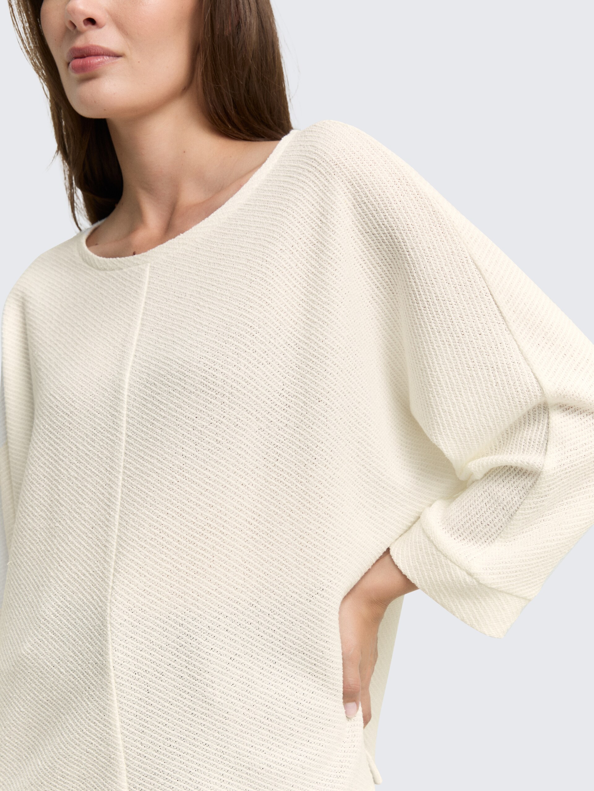 Loose Fit Langarmshirt mit Fledermausärmeln - Whisper White - Detail-Model-Ansicht
