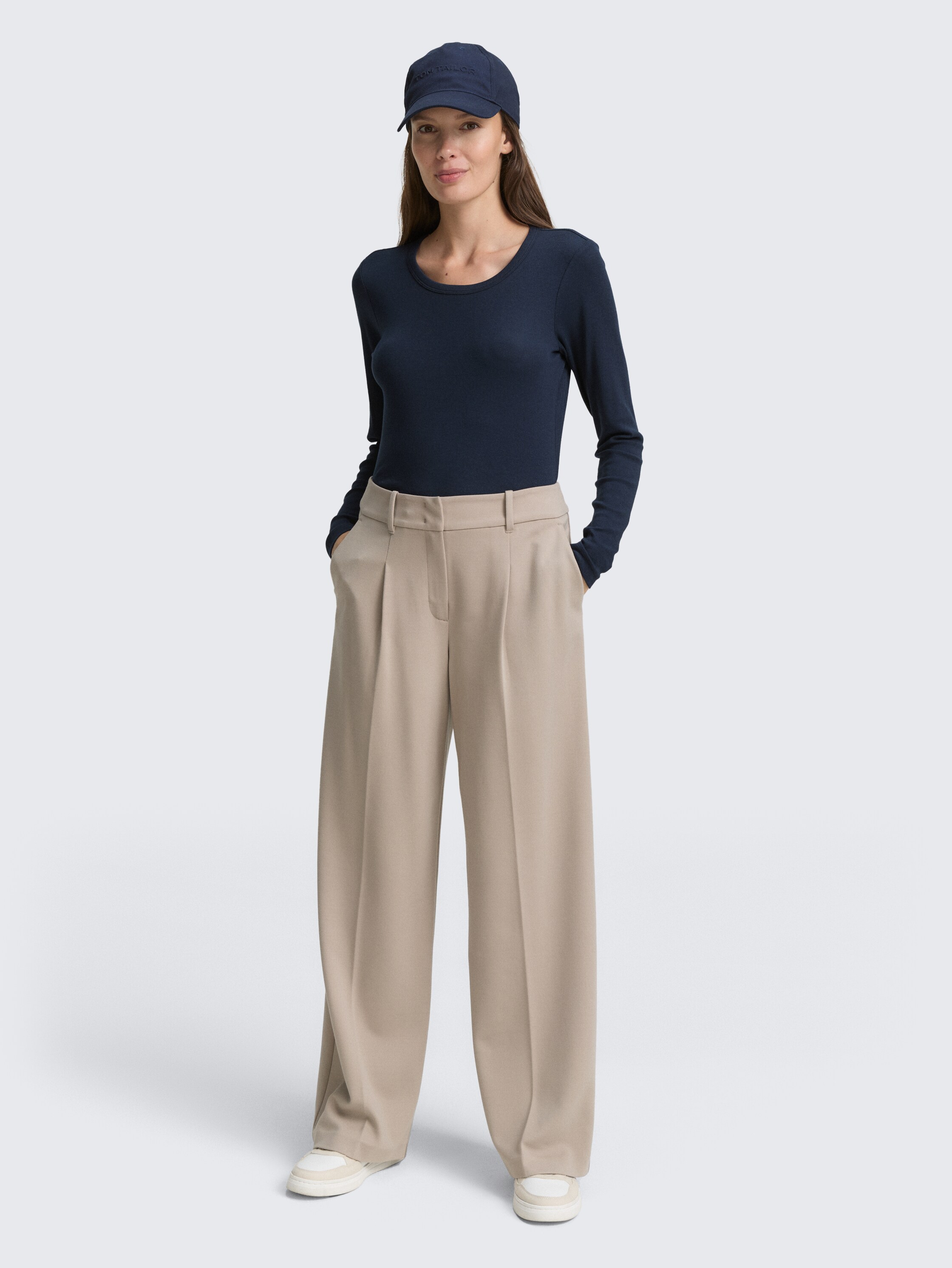 Basic Slim Fit Langarmshirt - Lunar Eclipse - Model-Vorderansicht